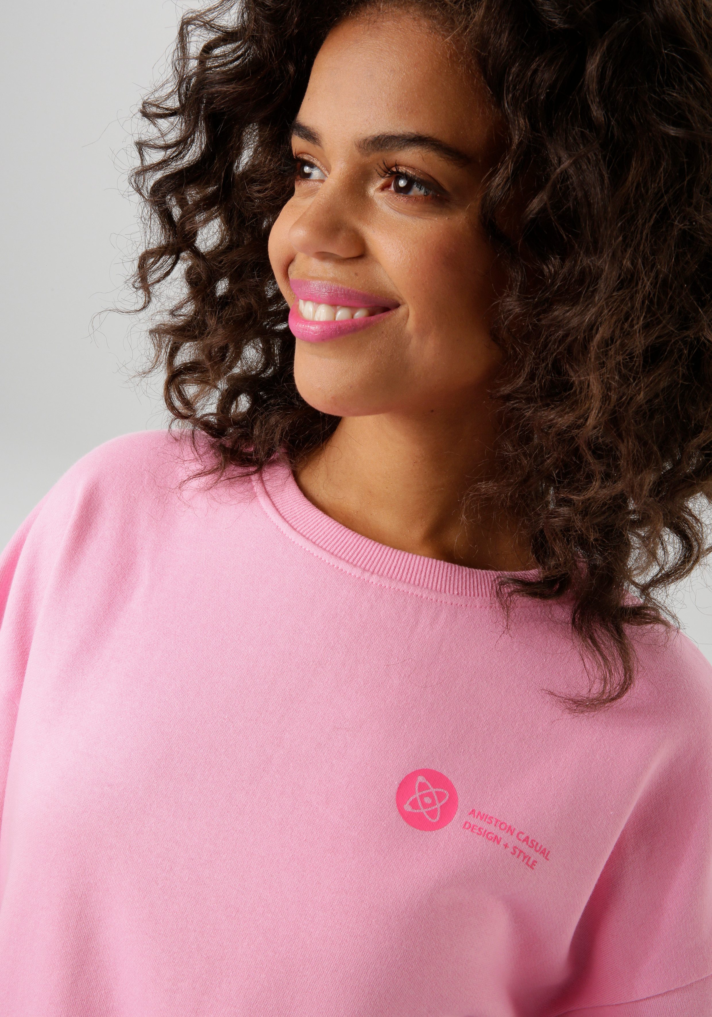 Aniston CASUAL Sweatshirt achter met applicaties, borduurwerk en teksten - nieuwe collectie
