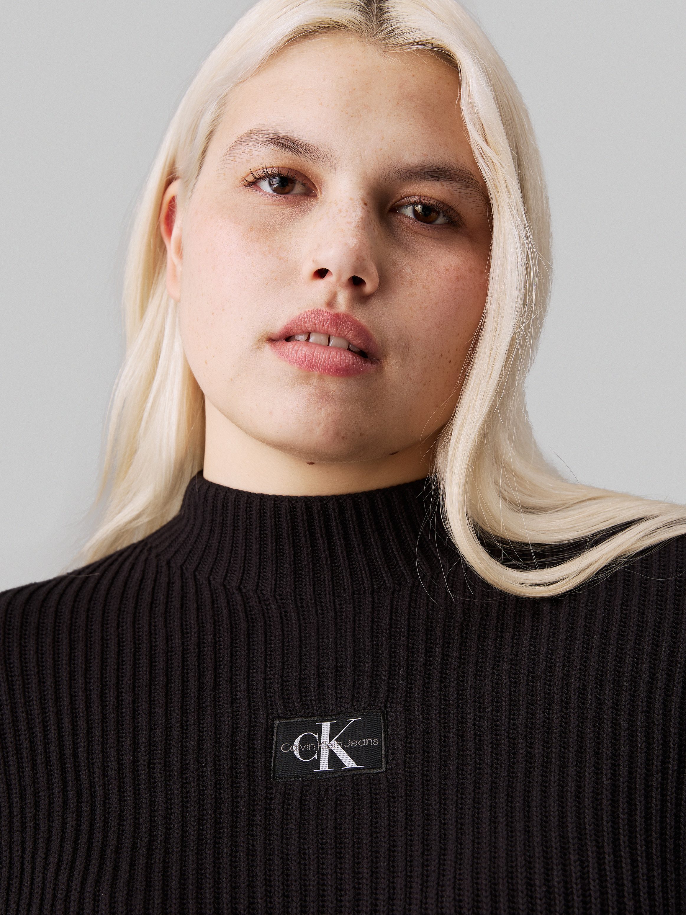 Calvin Klein Jeans Plus Trui met staande kraag PLUS WOVEN LABEL LOOSE SWEATER in grote maten en met logo-patch