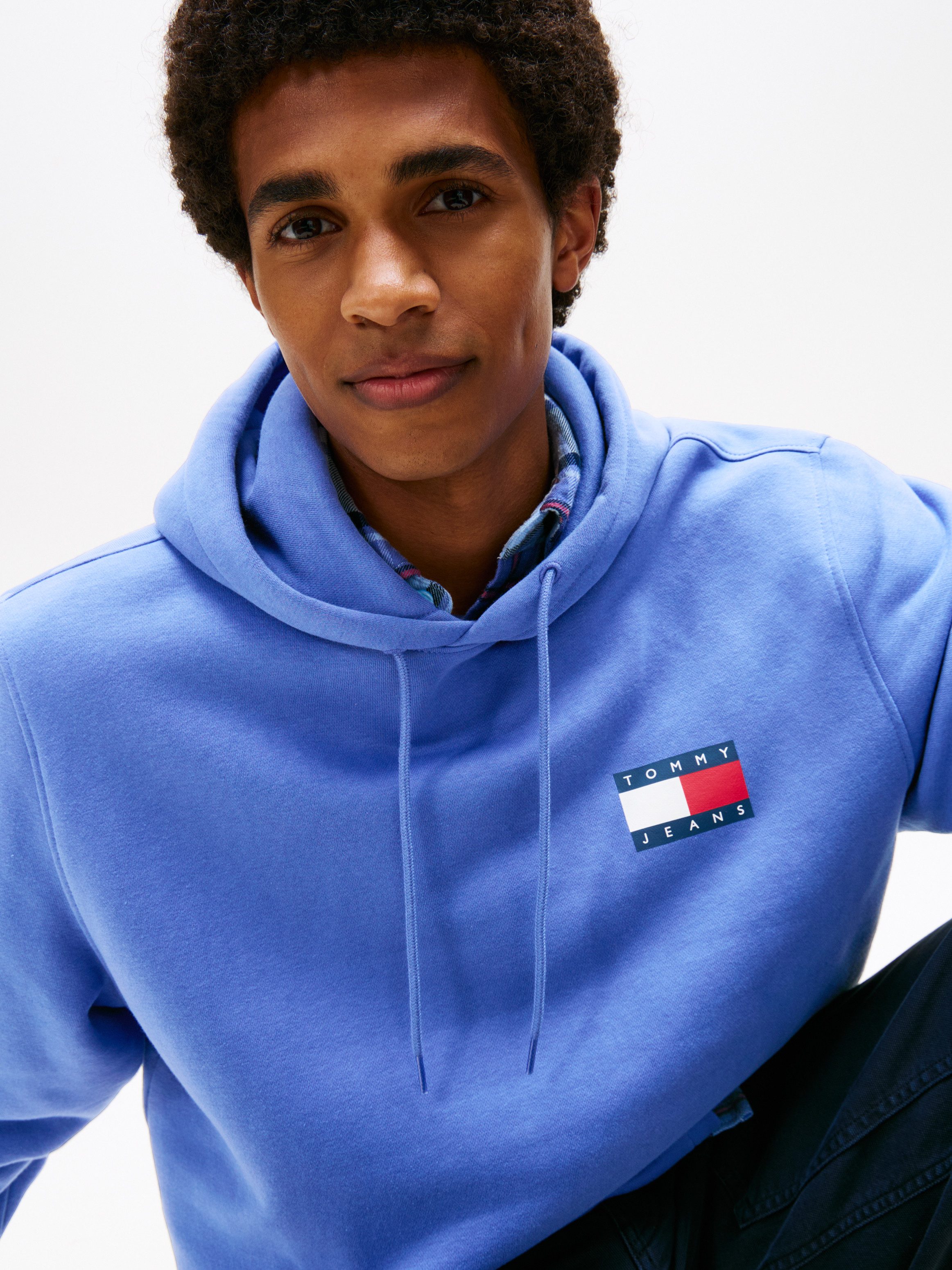 TOMMY JEANS Sweatshirt TJM REG ESSENTIAL FLAG HOOD EXT met bedrukte merklogo op borsthoogte