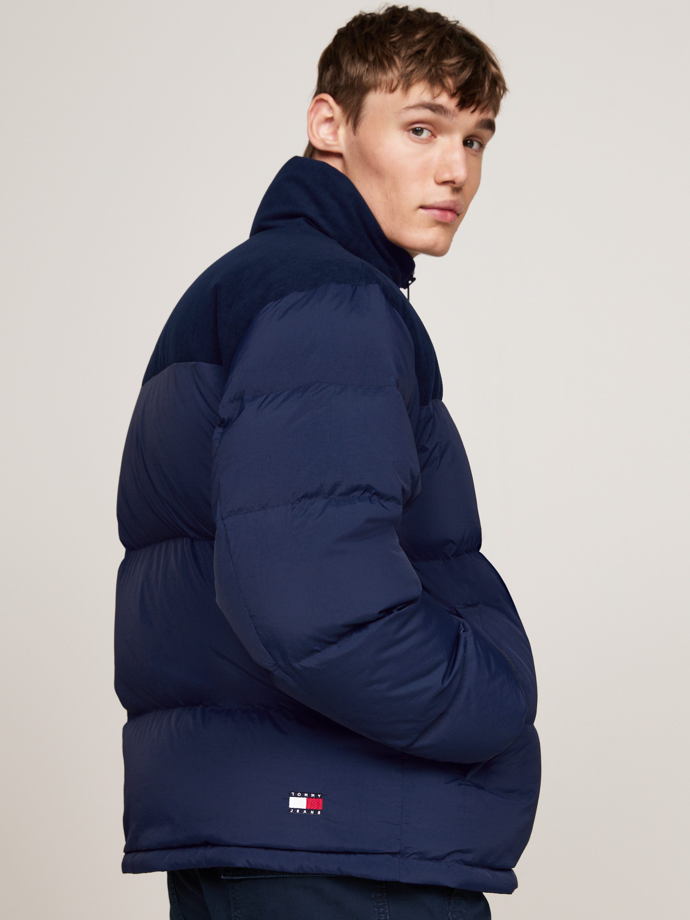 TOMMY JEANS Gewatteerde jas TJM CORD MIX ALASKA PUFFER met cord-inzetten op borst en schouders