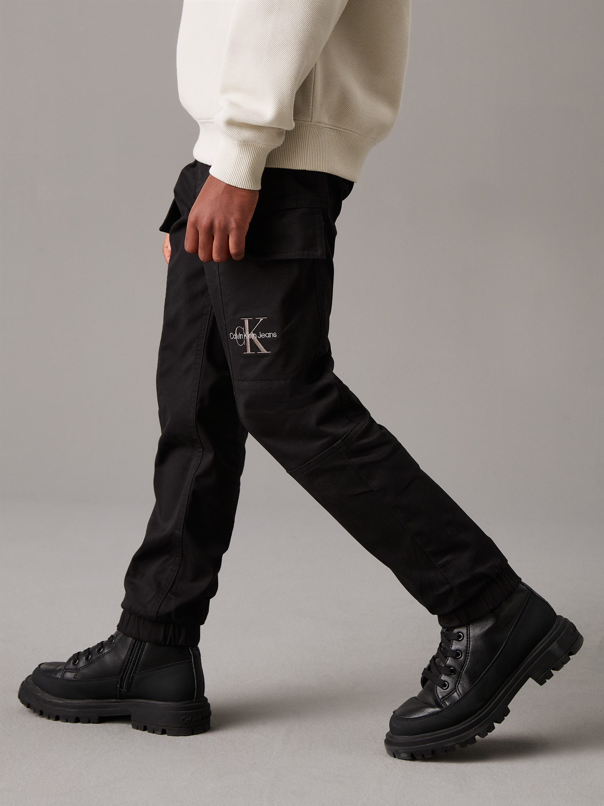 Calvin Klein Sweatbroek ESSENTIAL WOVEN CARGO PANTS voor kinderen tot 16 jaar met logo-print