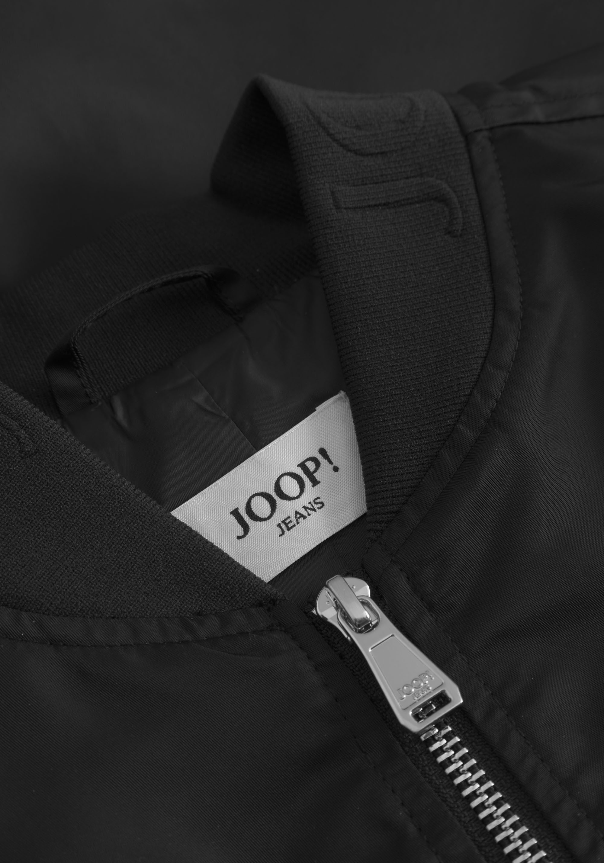 Joop Jeans Blouson Olakemi met ton-sur-ton tekst op de kraag
