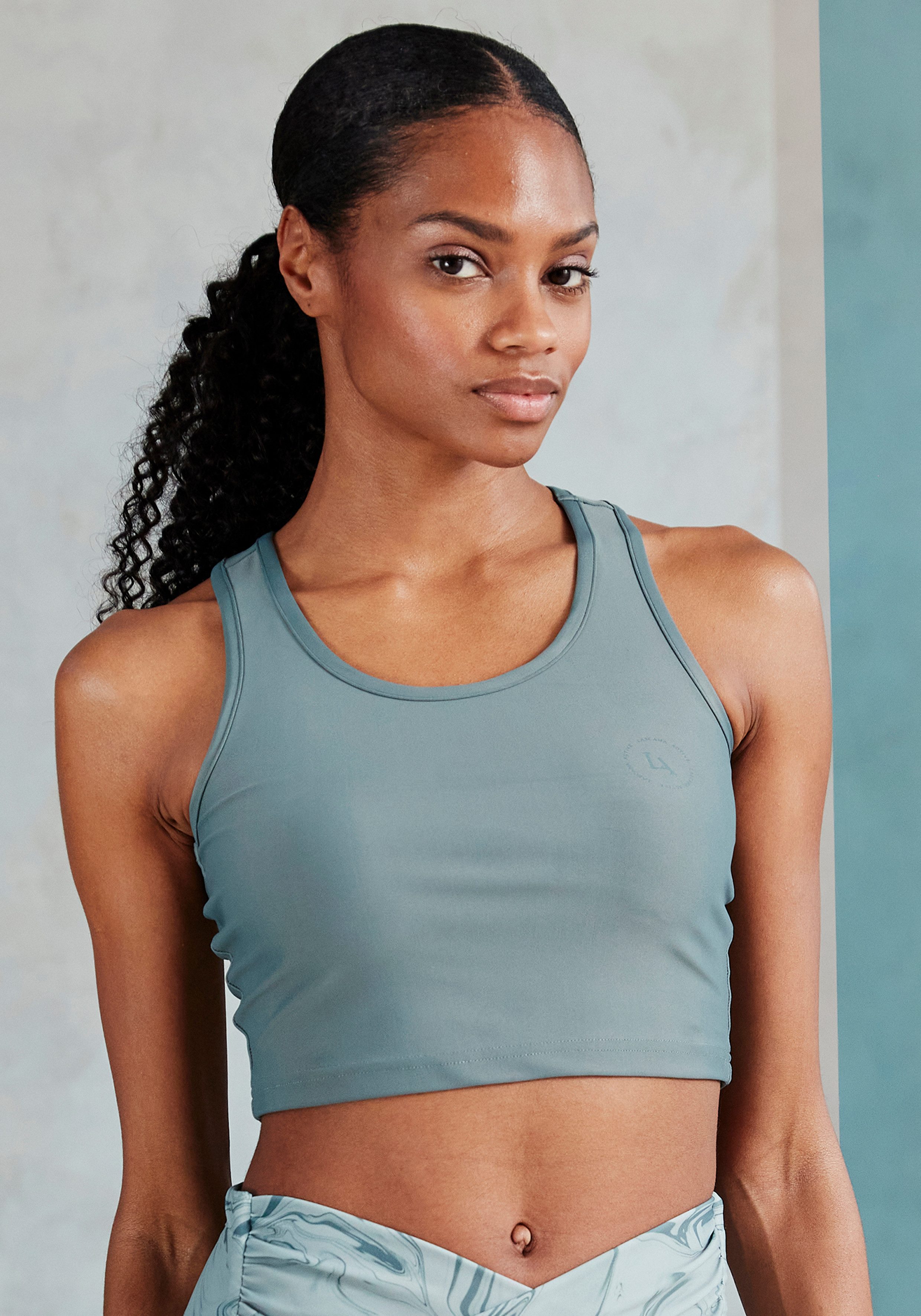 active by Lascana Crop-top Sporttop met racerback en logoprint