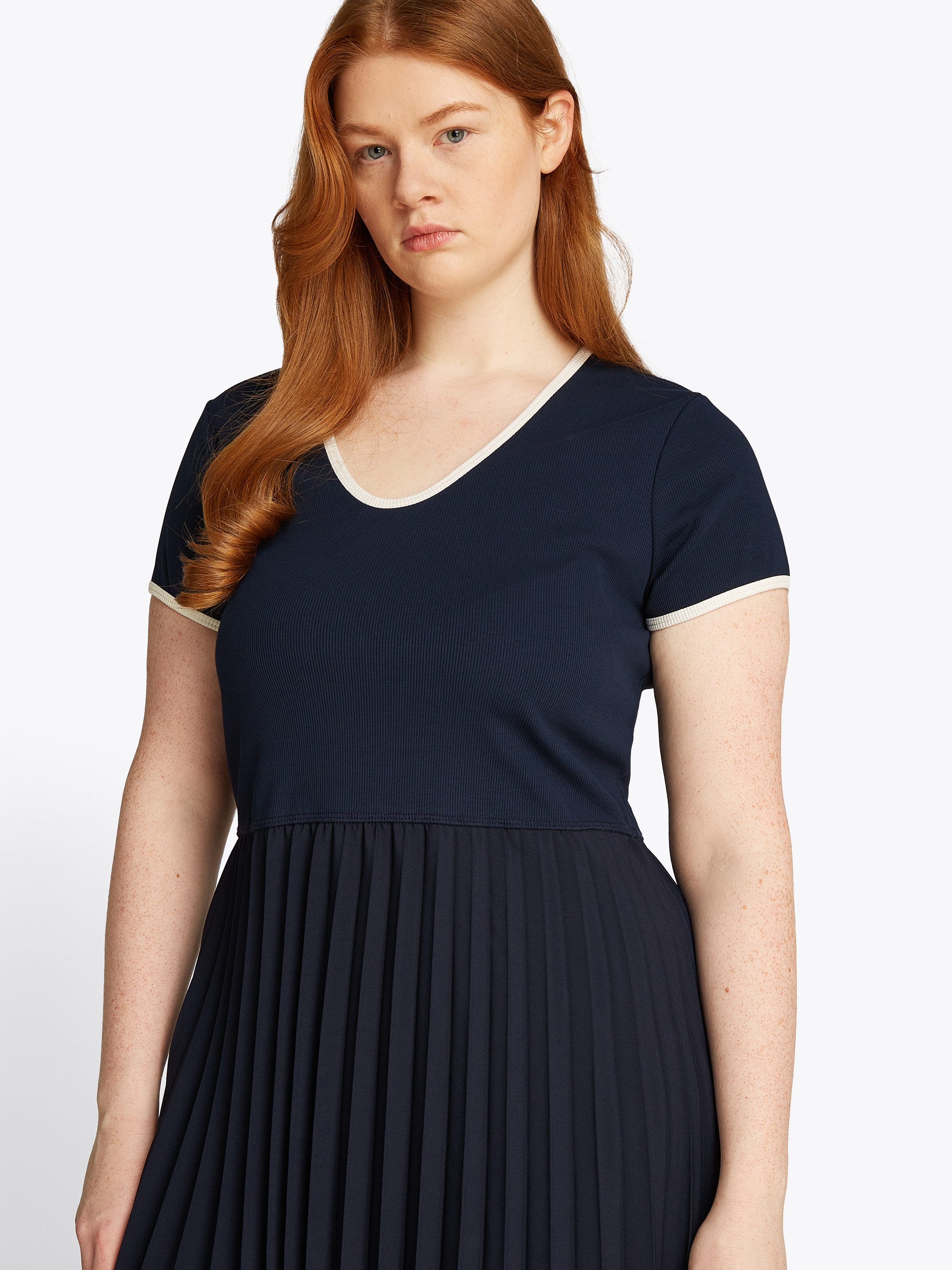 Tommy Hilfiger Curve Blousejurk CRV CONTRAST SOFT V-NK DRESS in grote maten, met diepe ronde hals