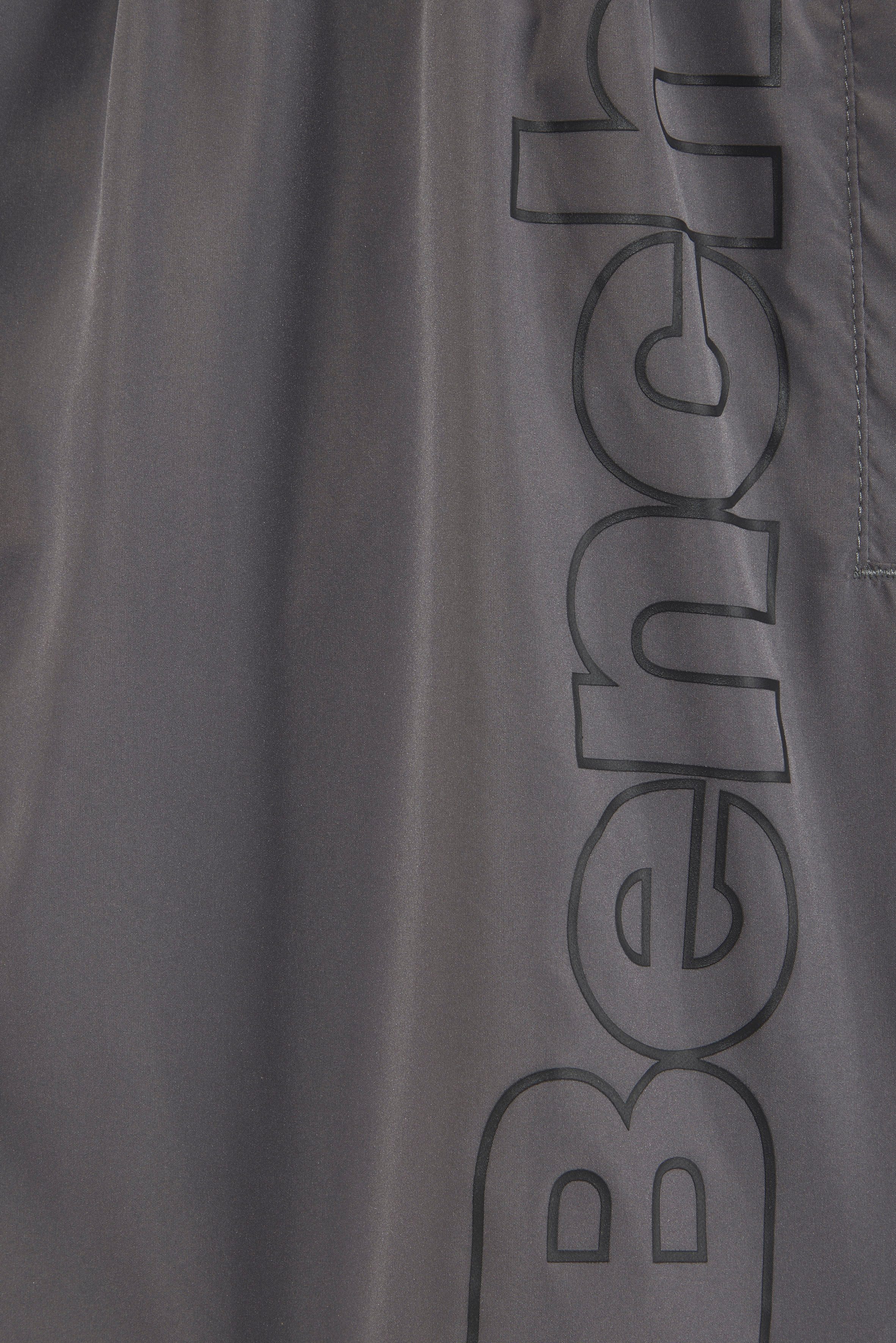 Bench. Zwemshort met een logo-opschrift