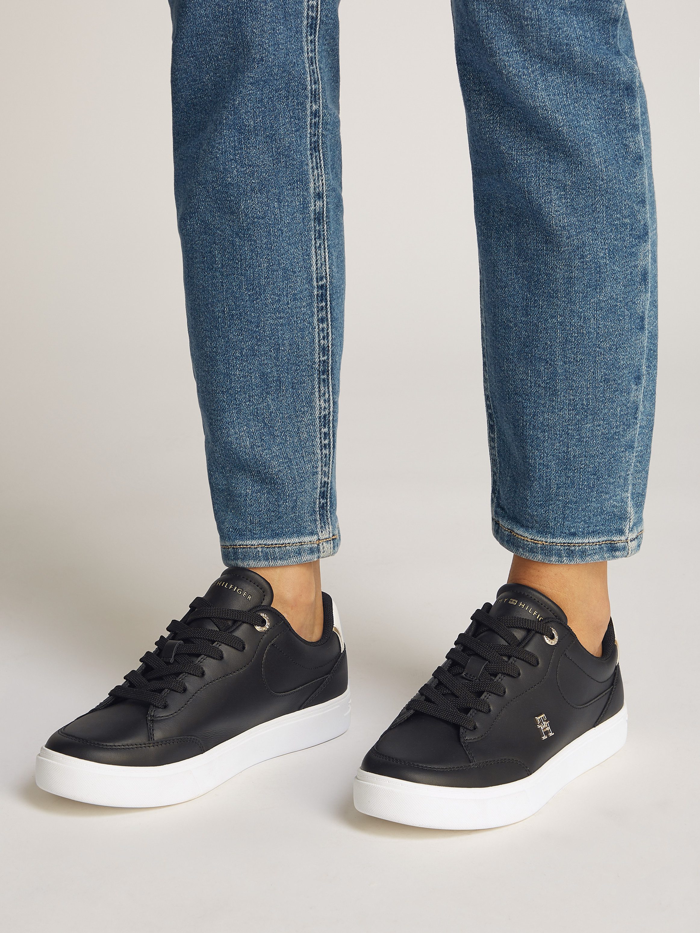 Tommy Hilfiger Plateausneakers ESSENTIAL CHIC COURT SNEAKER vrijetijdsschoen, veterschoen, lage schoen met th-sieraad