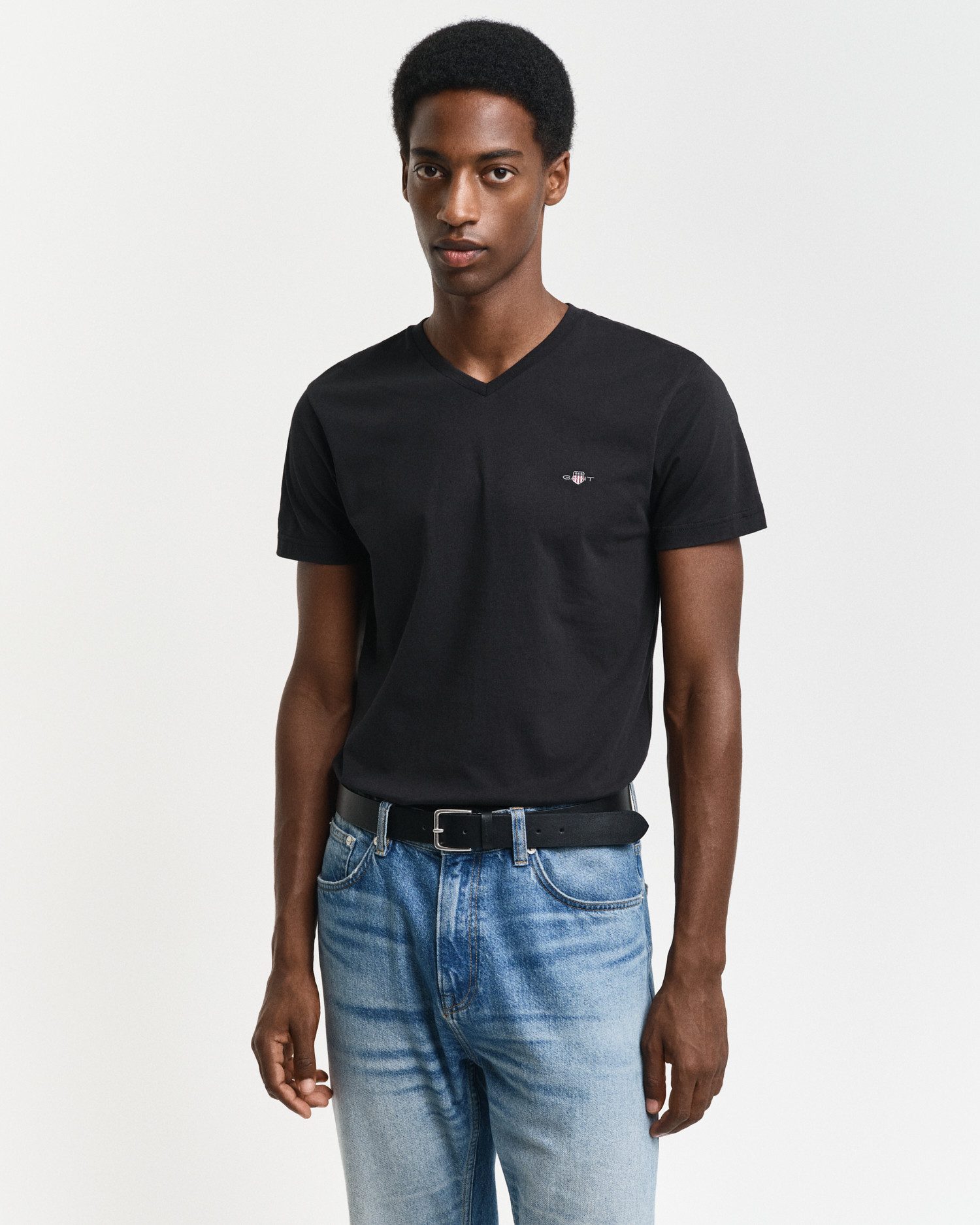 Gant T-shirt SLIM SHIELD V-NECK T-SHIRT met een klein geborduurd logo op de borst