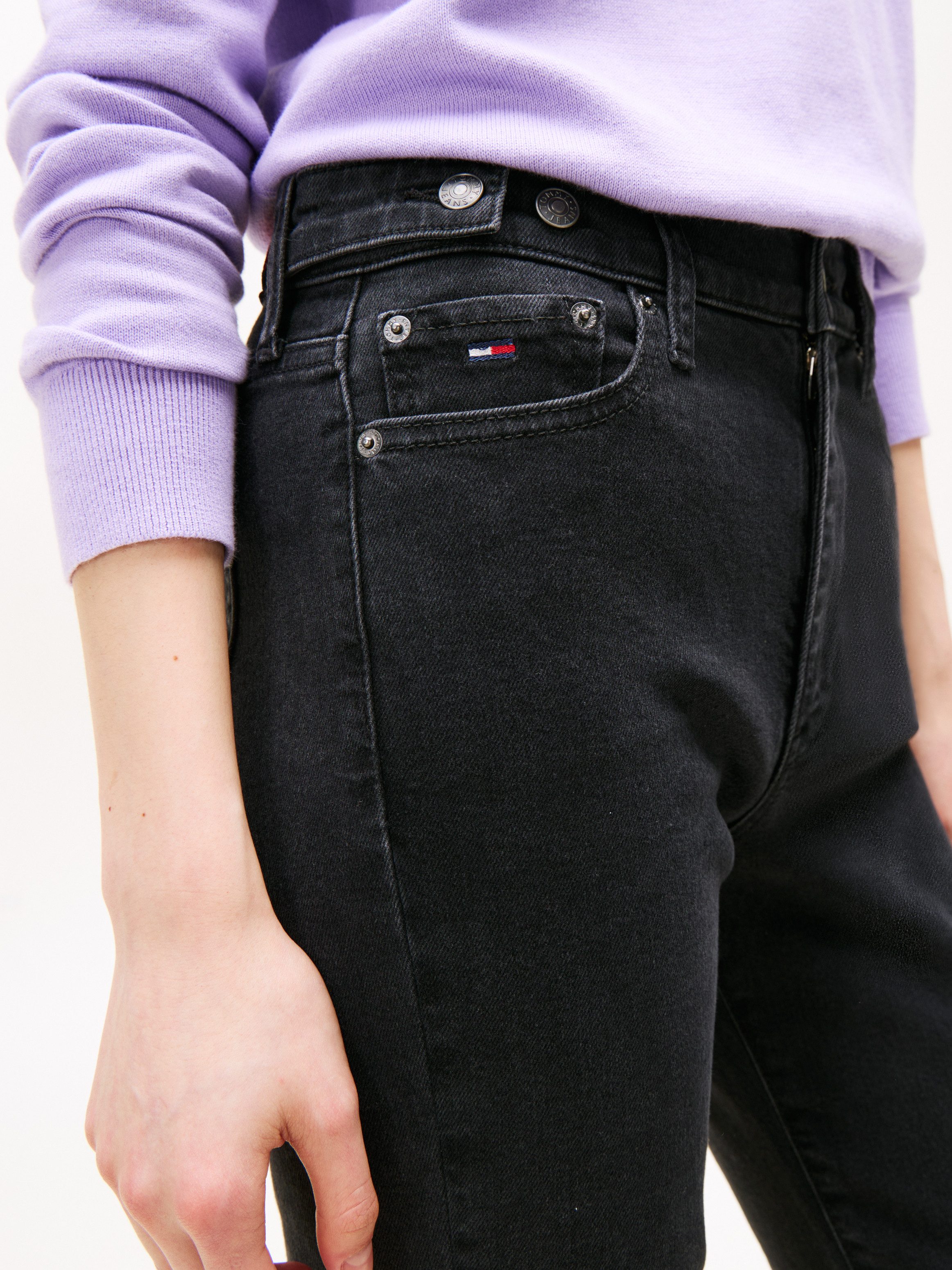 TOMMY JEANS Bootcut jeans SYLVIA HGH FLR BI1267 Wijd pijpform en logo borduursel op de achterzak