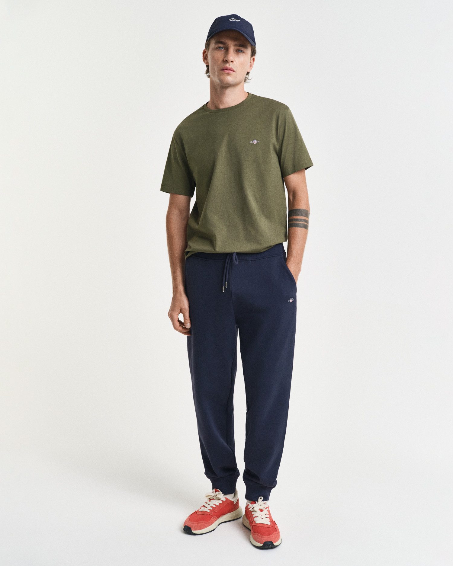 Gant Sweatbroek REG SHIELD SWEATPANTS met logo-borduurwerk onder de boord