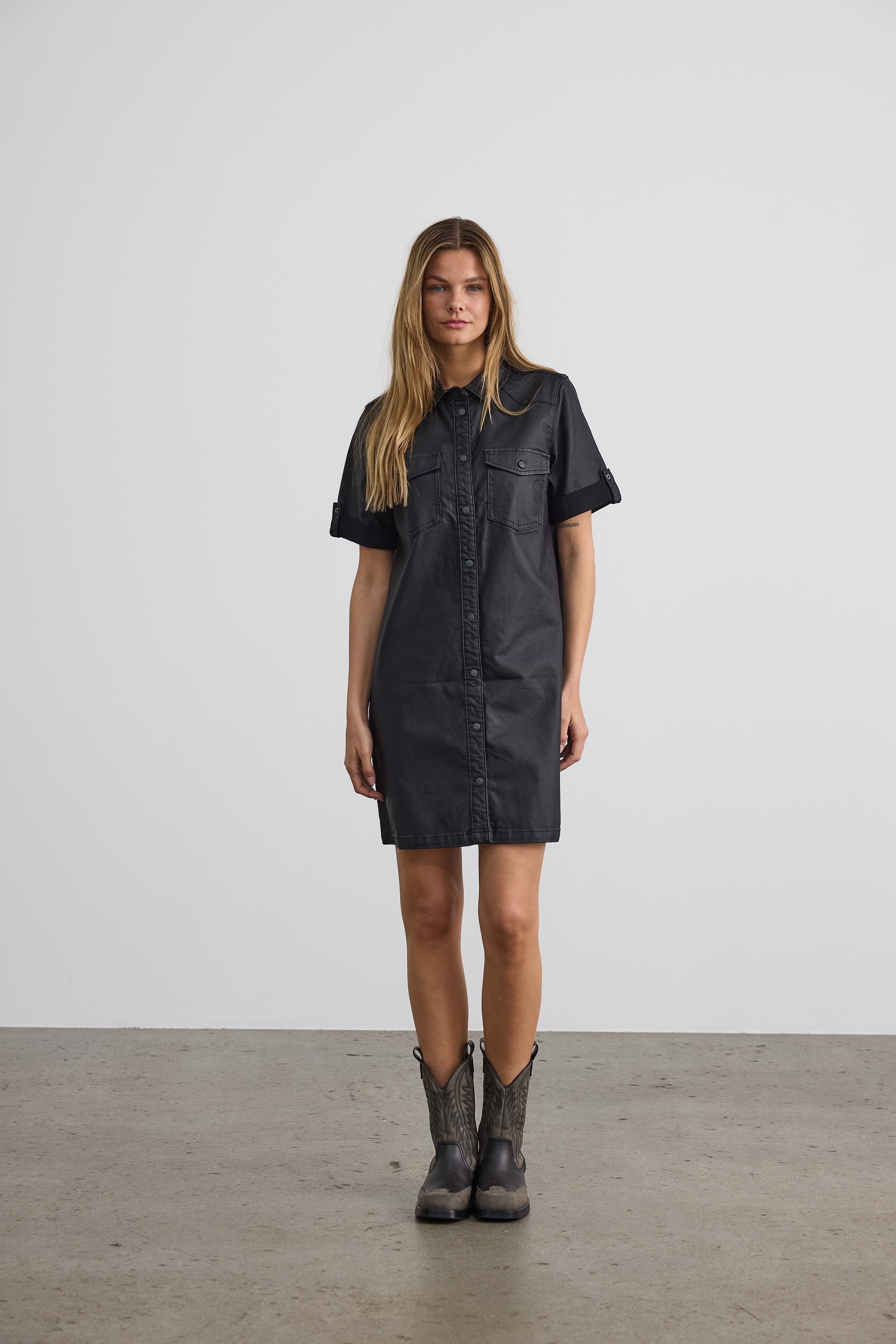 Noisy may Mini-jurk NMNEW SIGNE S/S COATED DENIM DRESS NOOS