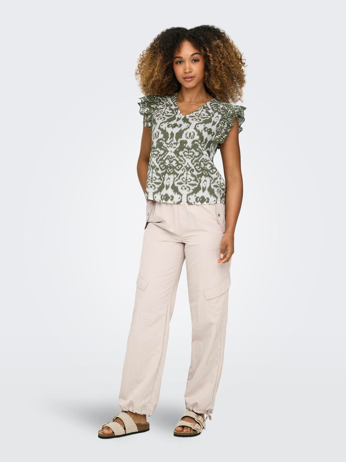 Only Shirt met V-hals ONLLOU EMB S S FRILL TOP PTM