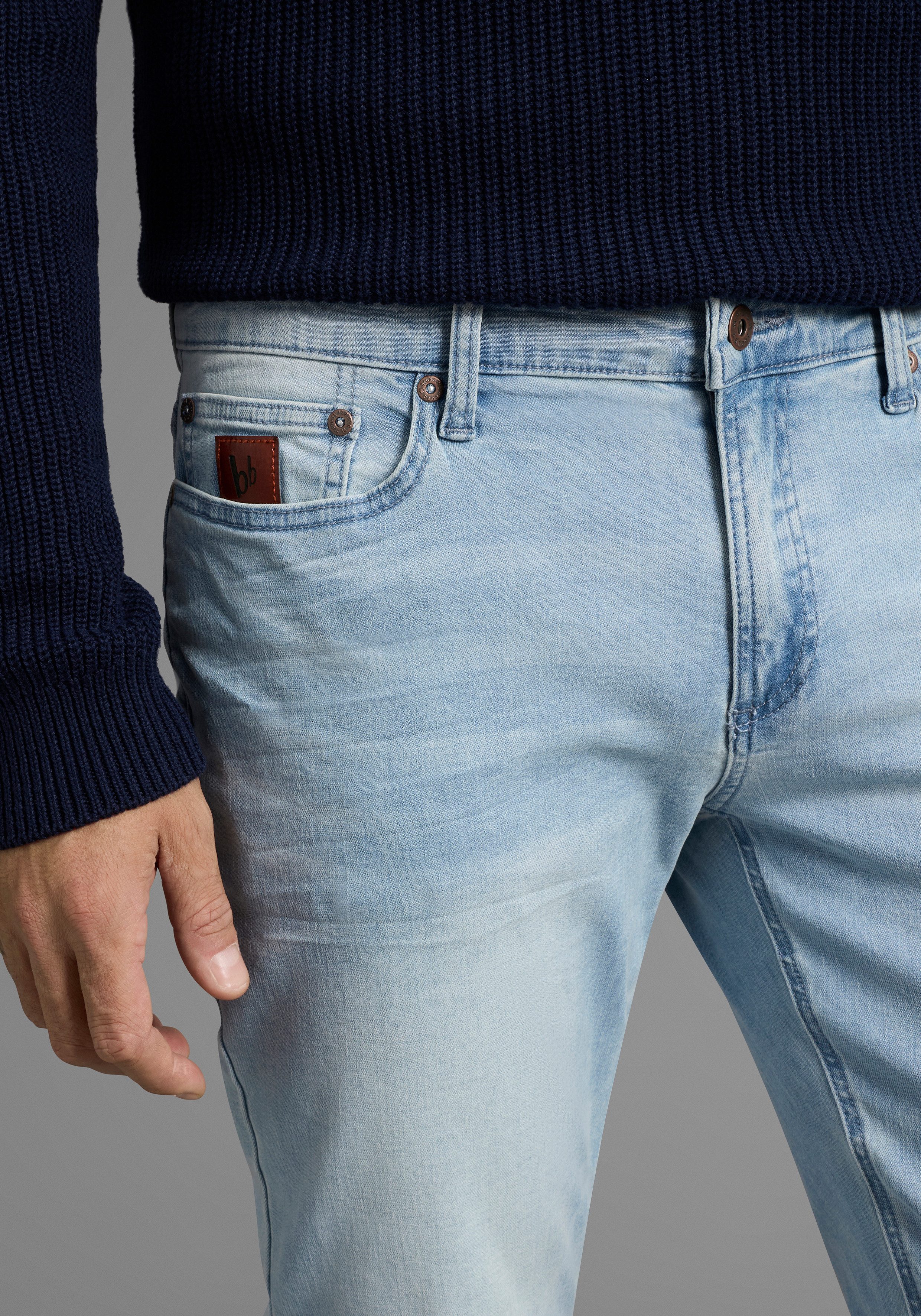 Bruno Banani Straight jeans Hutch rechte broekspijpen, gedeeltelijk met modieuze destroyed-effecten,