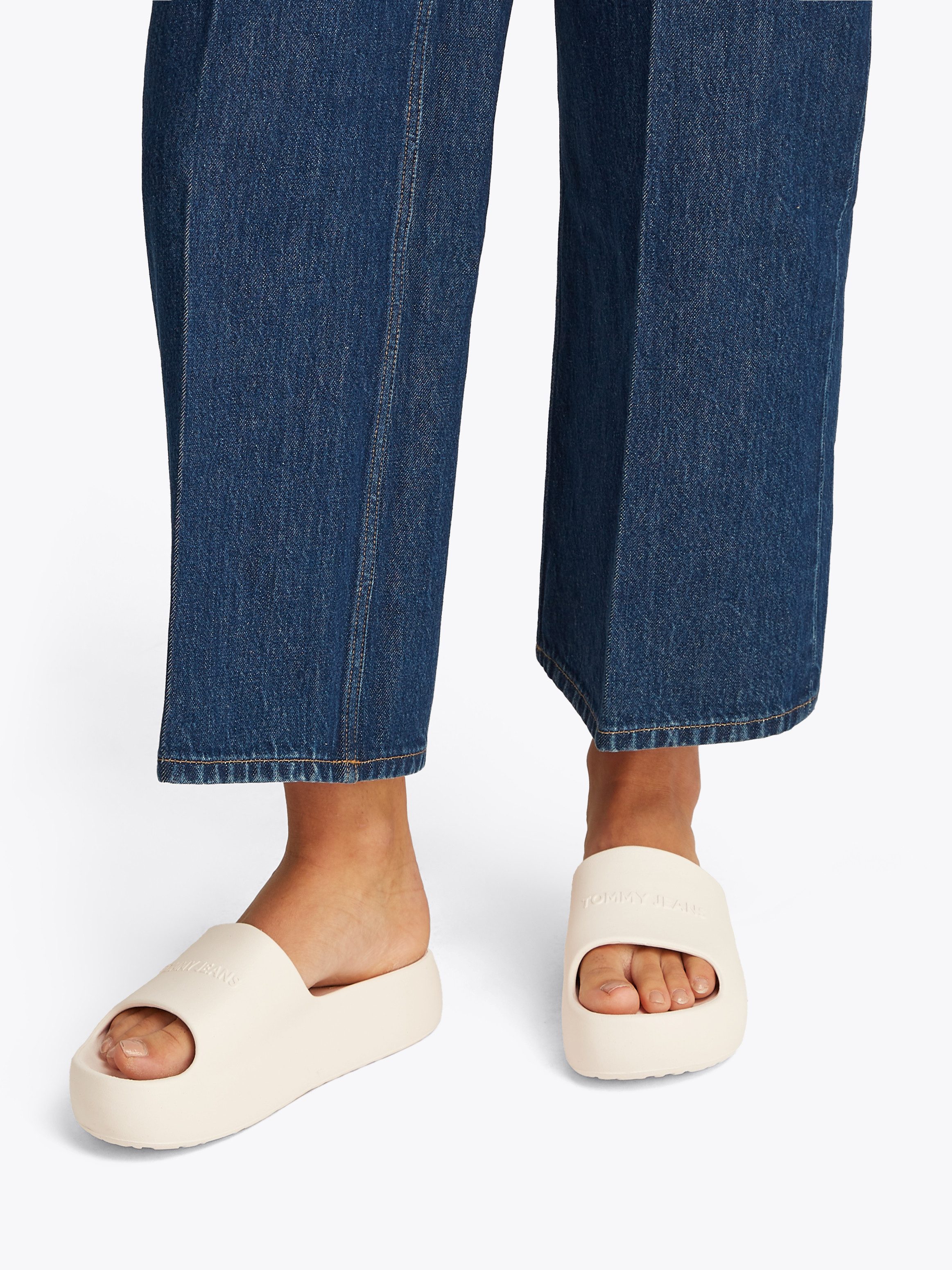 TOMMY JEANS Slippers TJW CHUNKY POOL SLIDE ESS , plateau, zomerschoen, instapschoen, comfortabele schoen, logo-opdruk