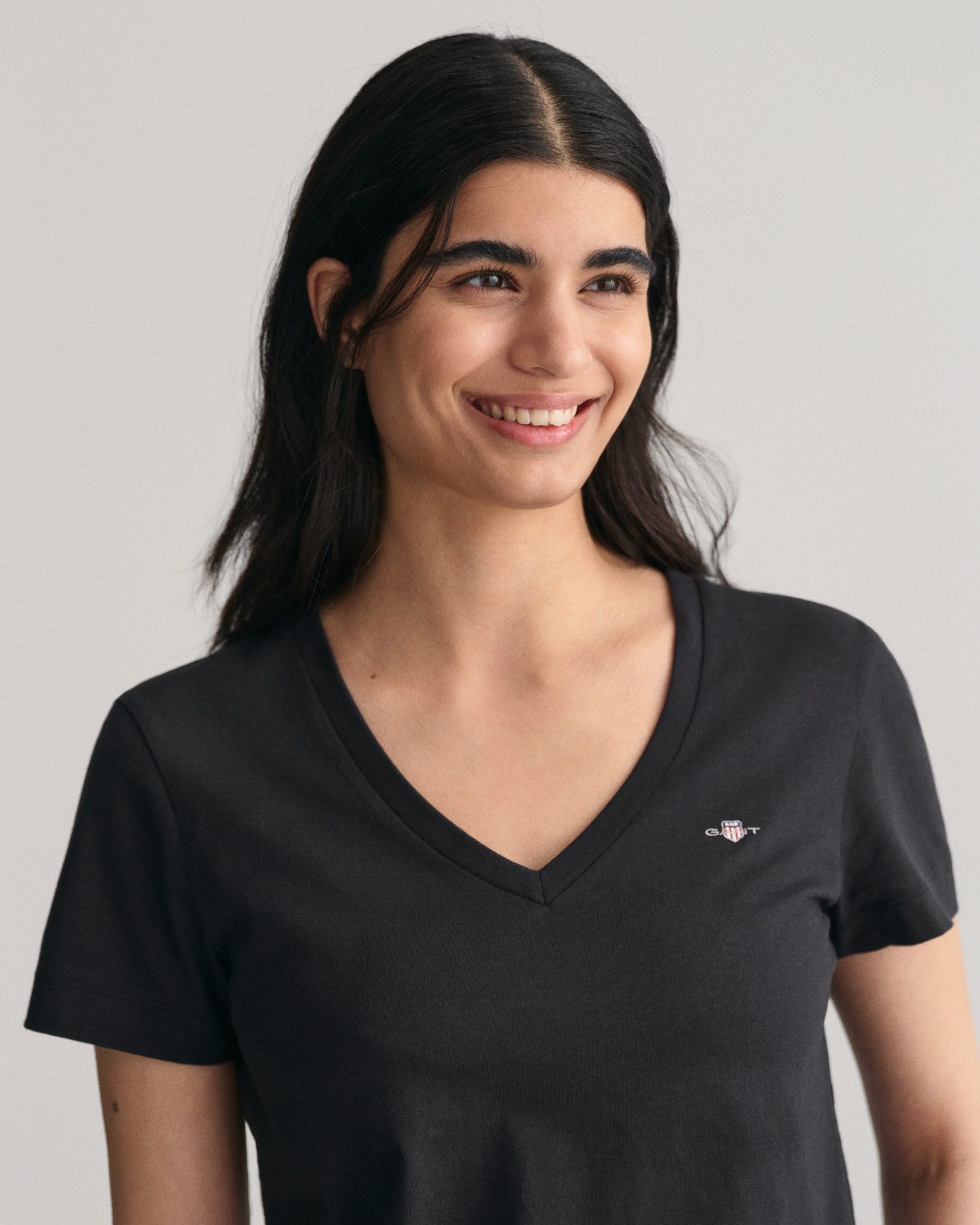 Gant T-shirt REG SHIELD KA V-NECK T-SHIRT met een klein geborduurd logo op de borst