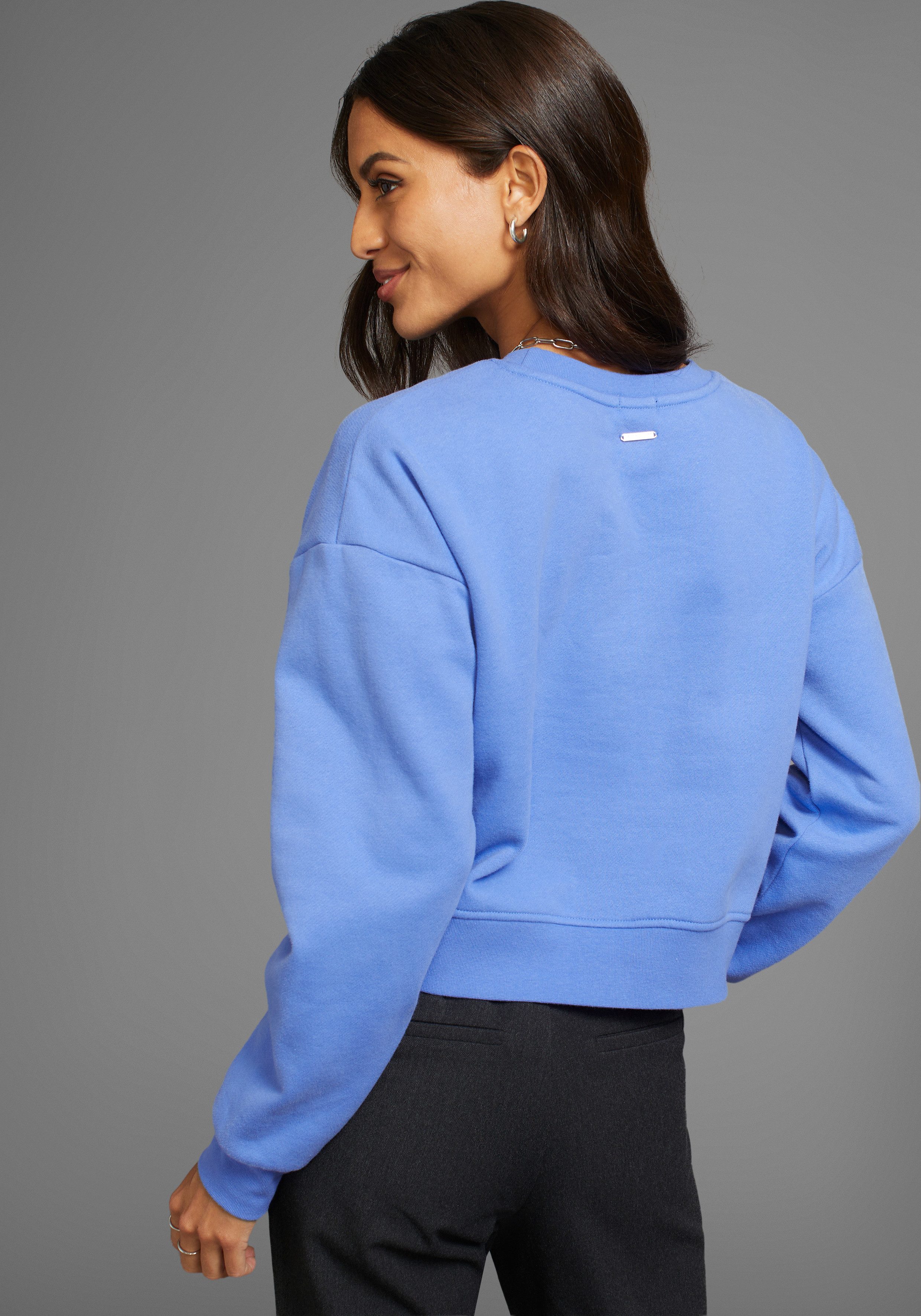 Laura Scott Sweatshirt Cropped model