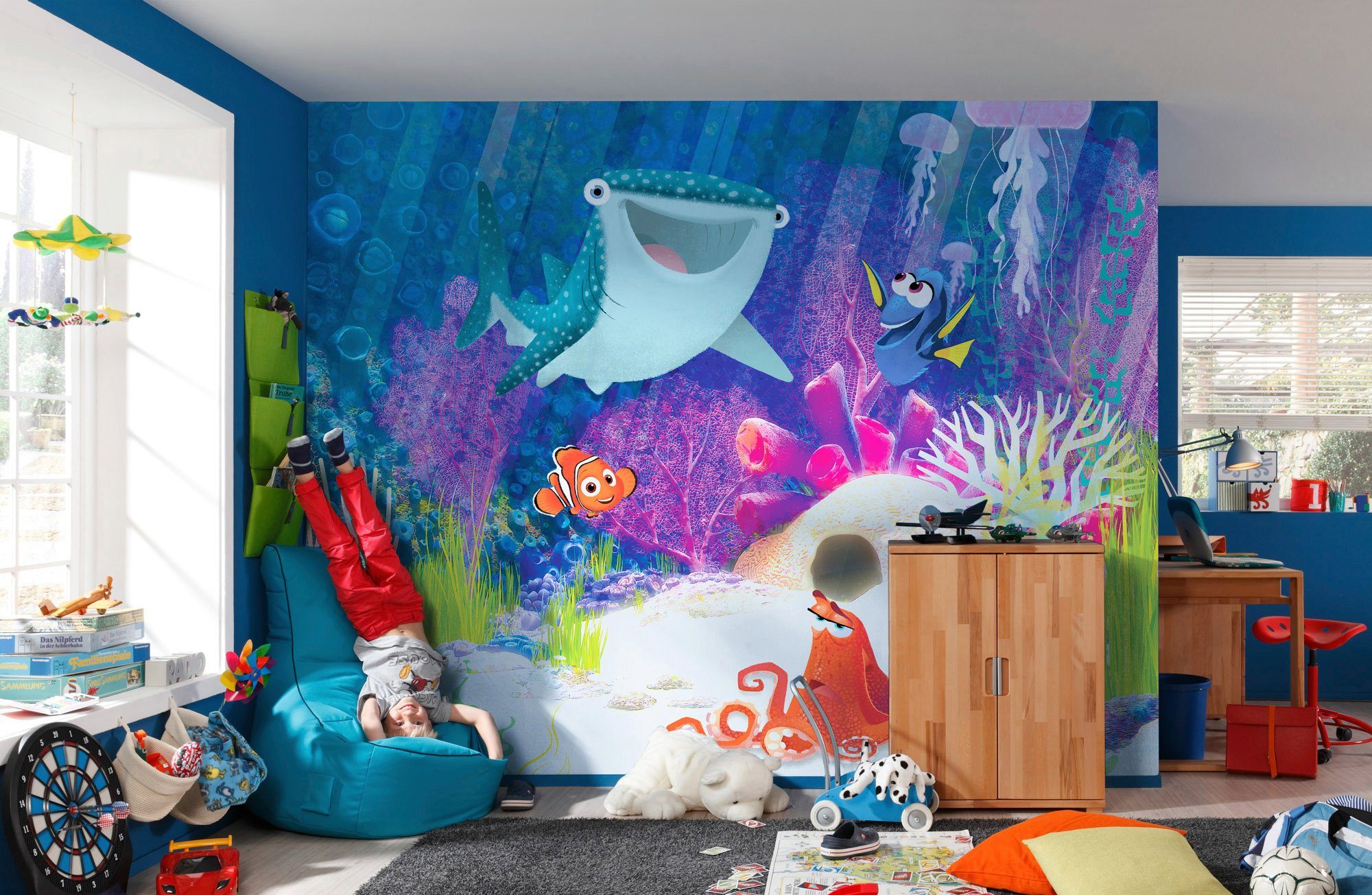 Komar Vliesbehang Digitale print vlies - Dory Aqua Party - Afmeting 300 x 280 cm