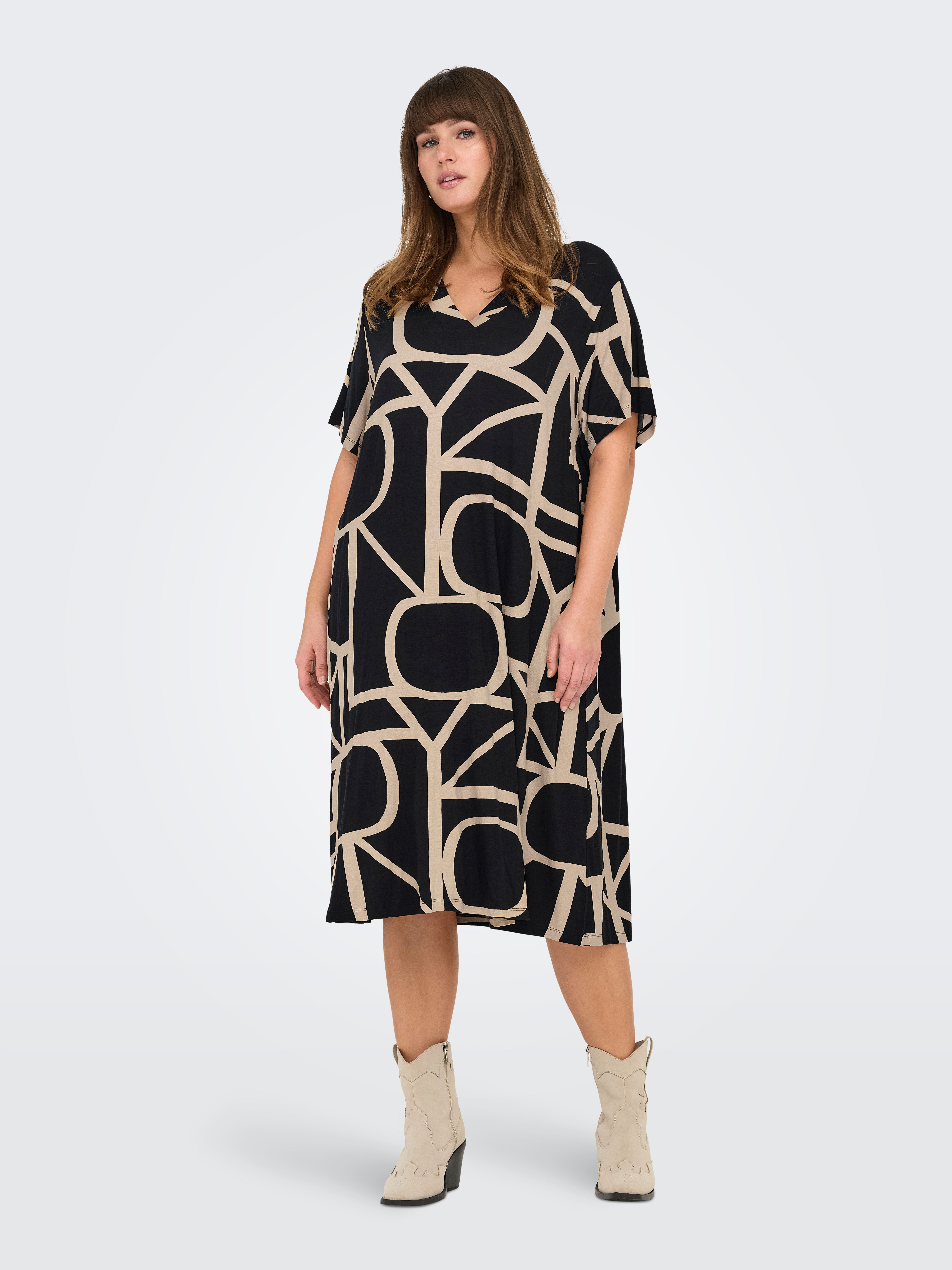 ONLY CARMAKOMA Shirtjurk CARFYRLA LIFE S/S V-NCK BLK AOP DRE NOOS