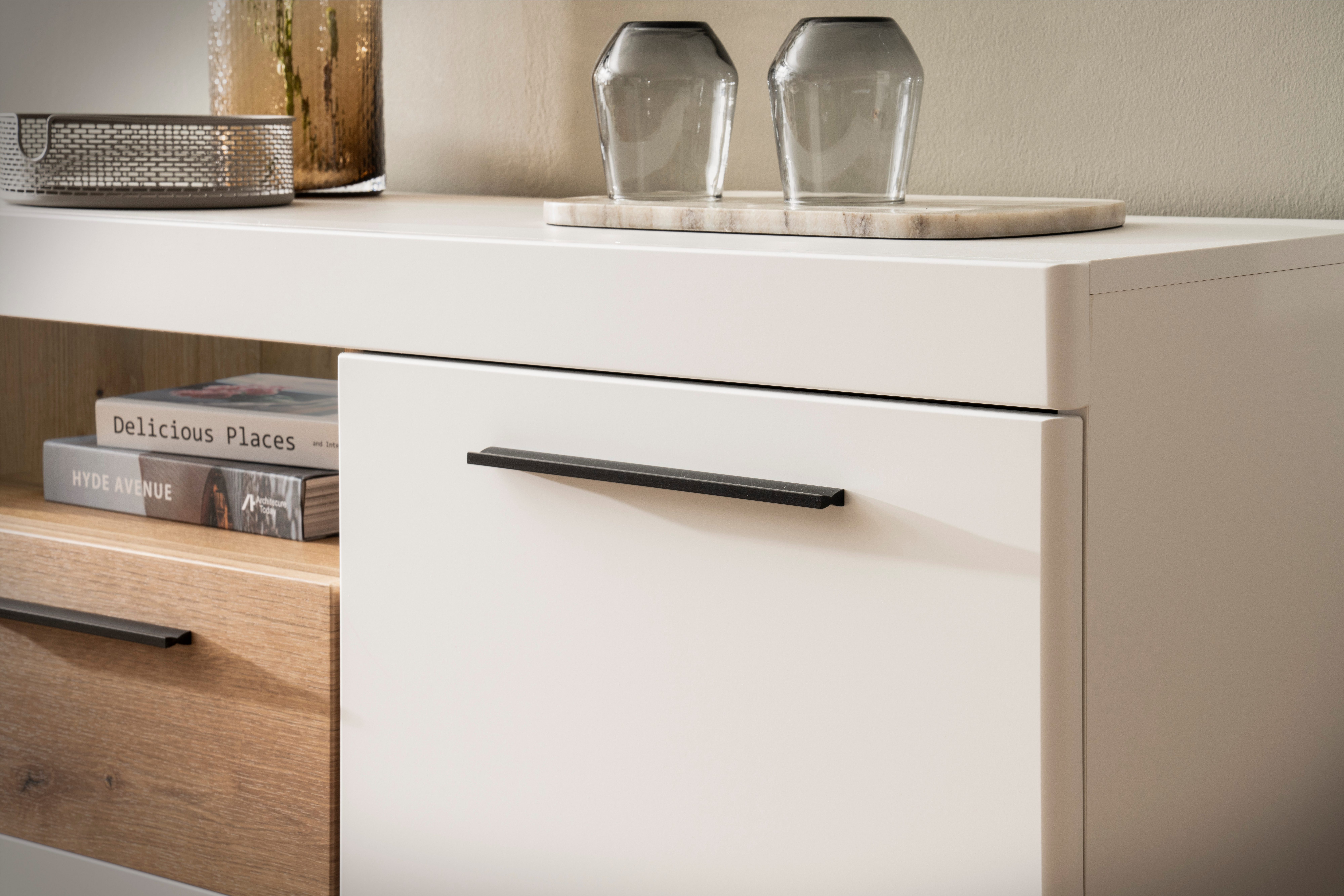 INOSIGN Dressoir Salerno, moderne kast, Highboard in Wit met Eik Evoke Decor Metalen handgrepen, voldoende opbergruimte, veelzijdig inzetbaar, 205 cm breed
