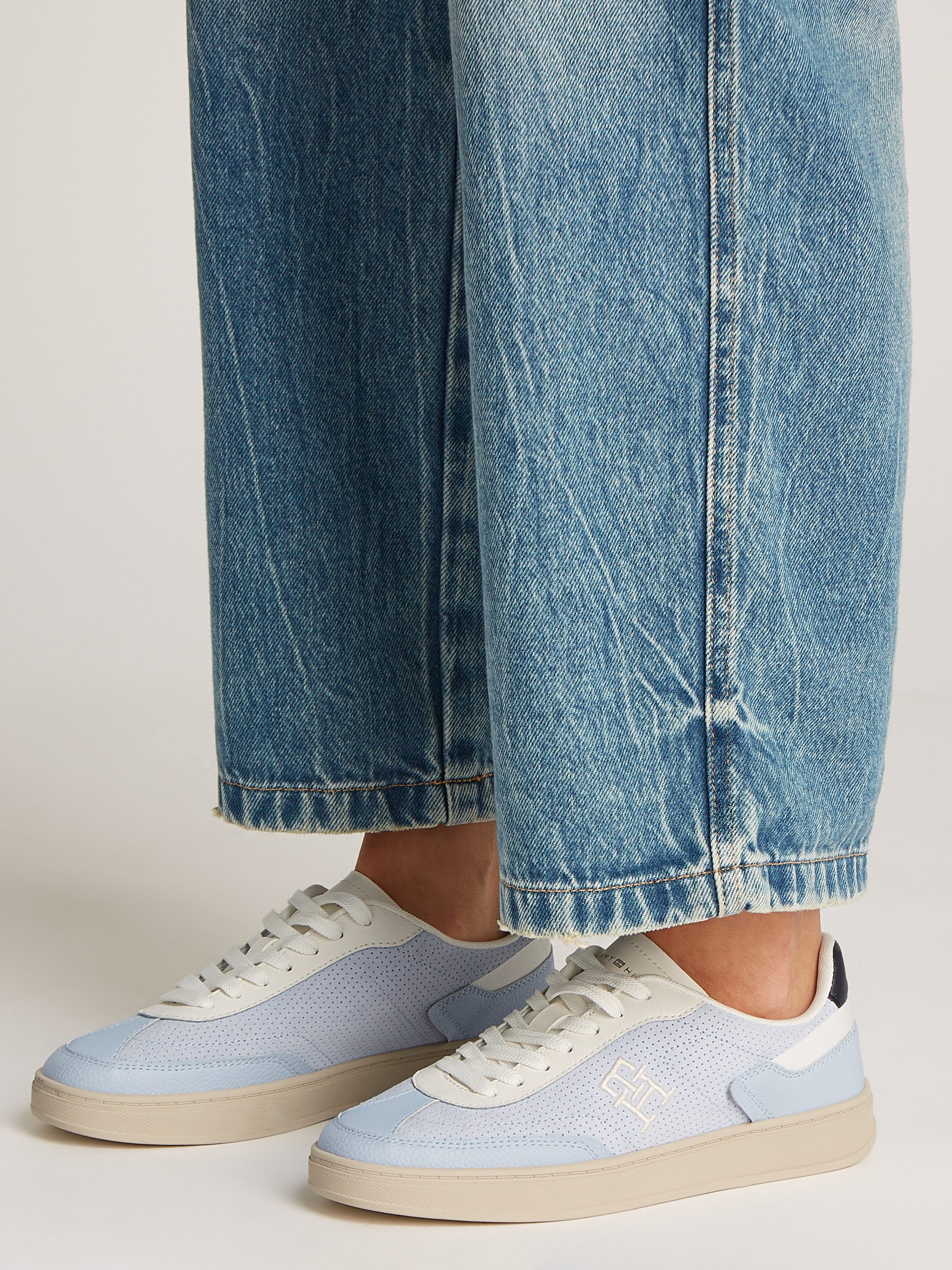 Tommy Hilfiger Plateausneakers TH HERITAGE SNEAKER PERF vrijetijdsschoen, lage schoen, veterschoen met th-logo-borduring