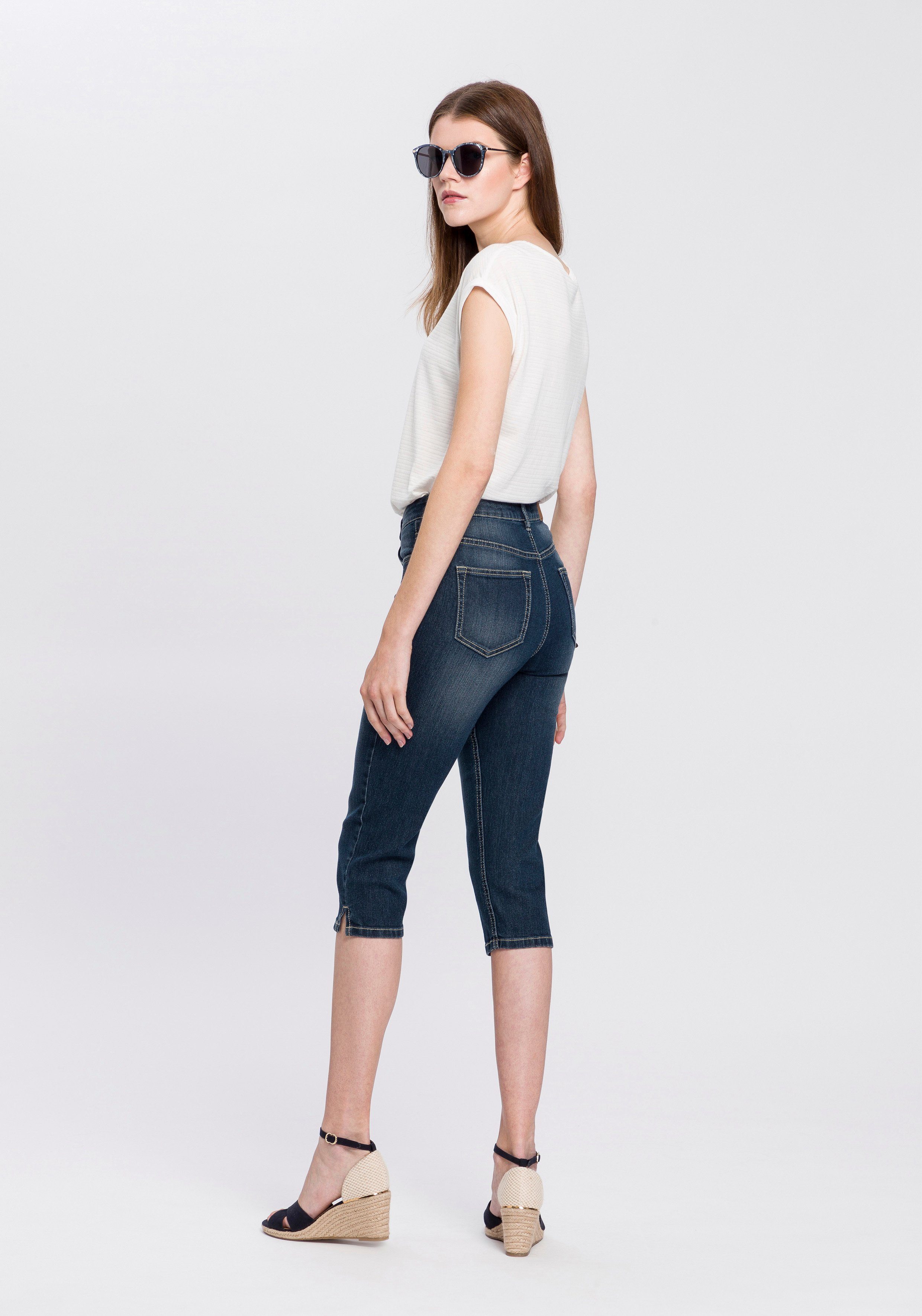 Arizona Capri jeans Met splitje in de zoom smalle pasvorm, met stijlvolle studs, hoge taille