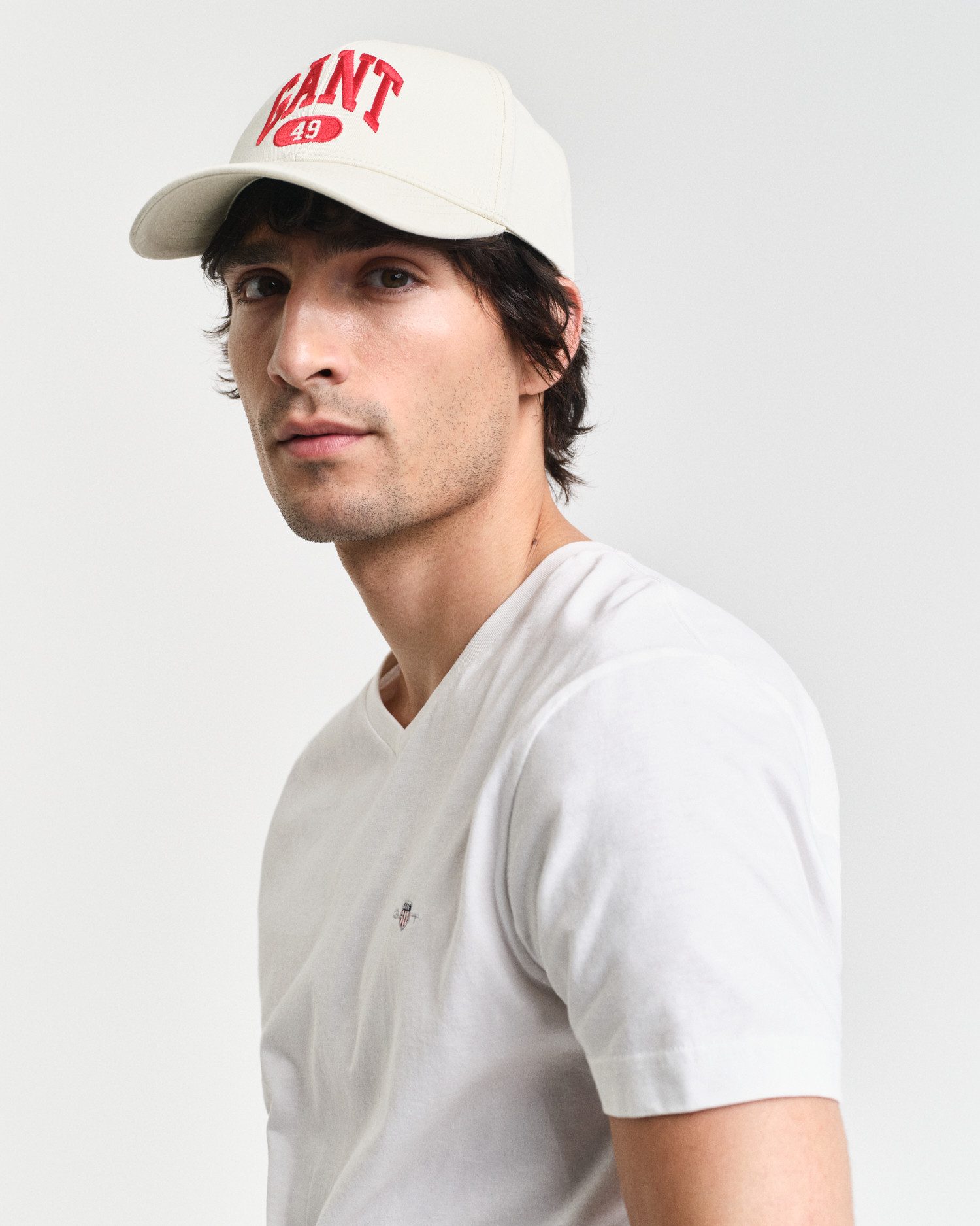 Gant T-shirt SLIM SHIELD V-NECK T-SHIRT met een klein geborduurd logo op de borst