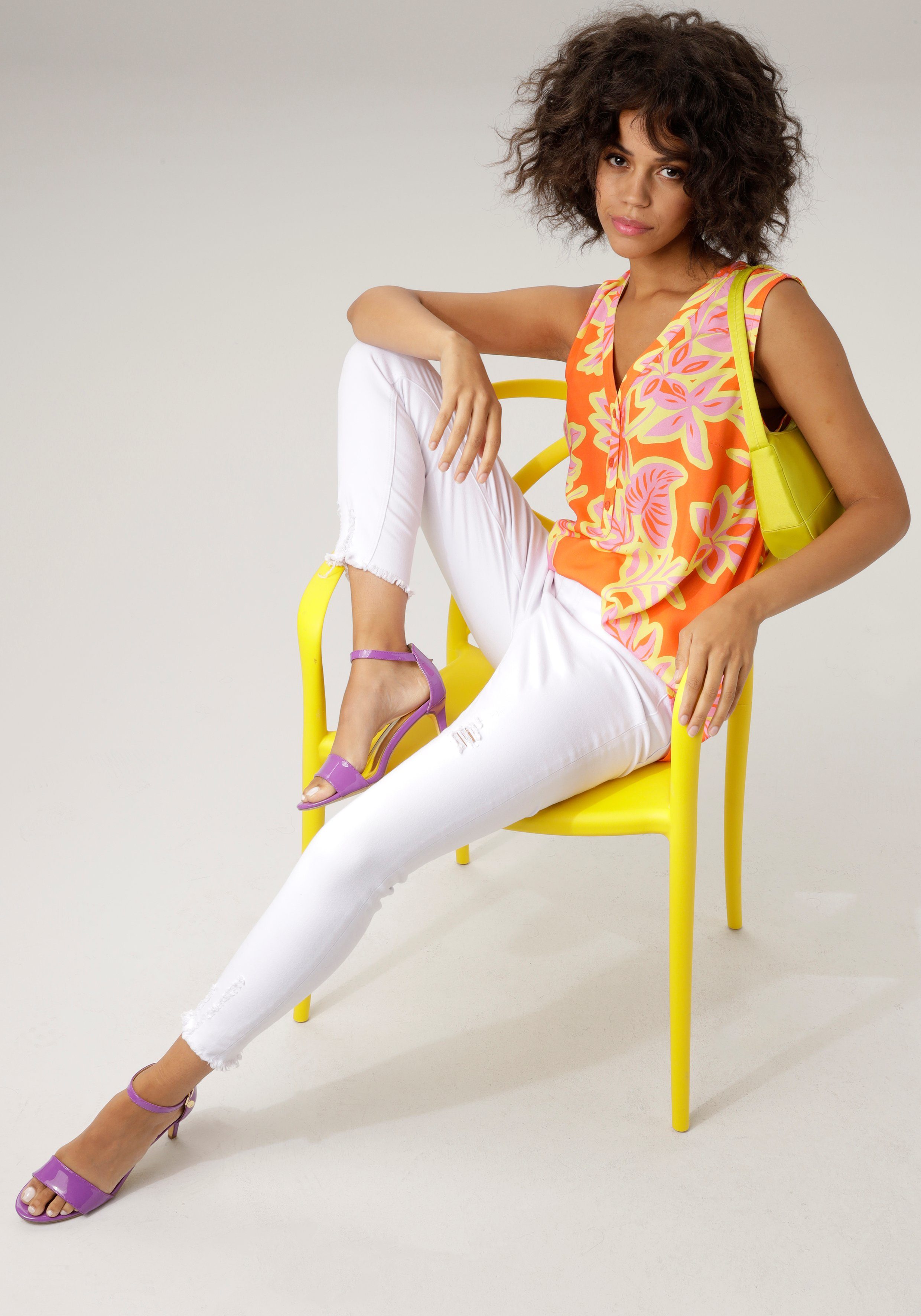 Aniston CASUAL Top met kleurintensieve, grootbladige print