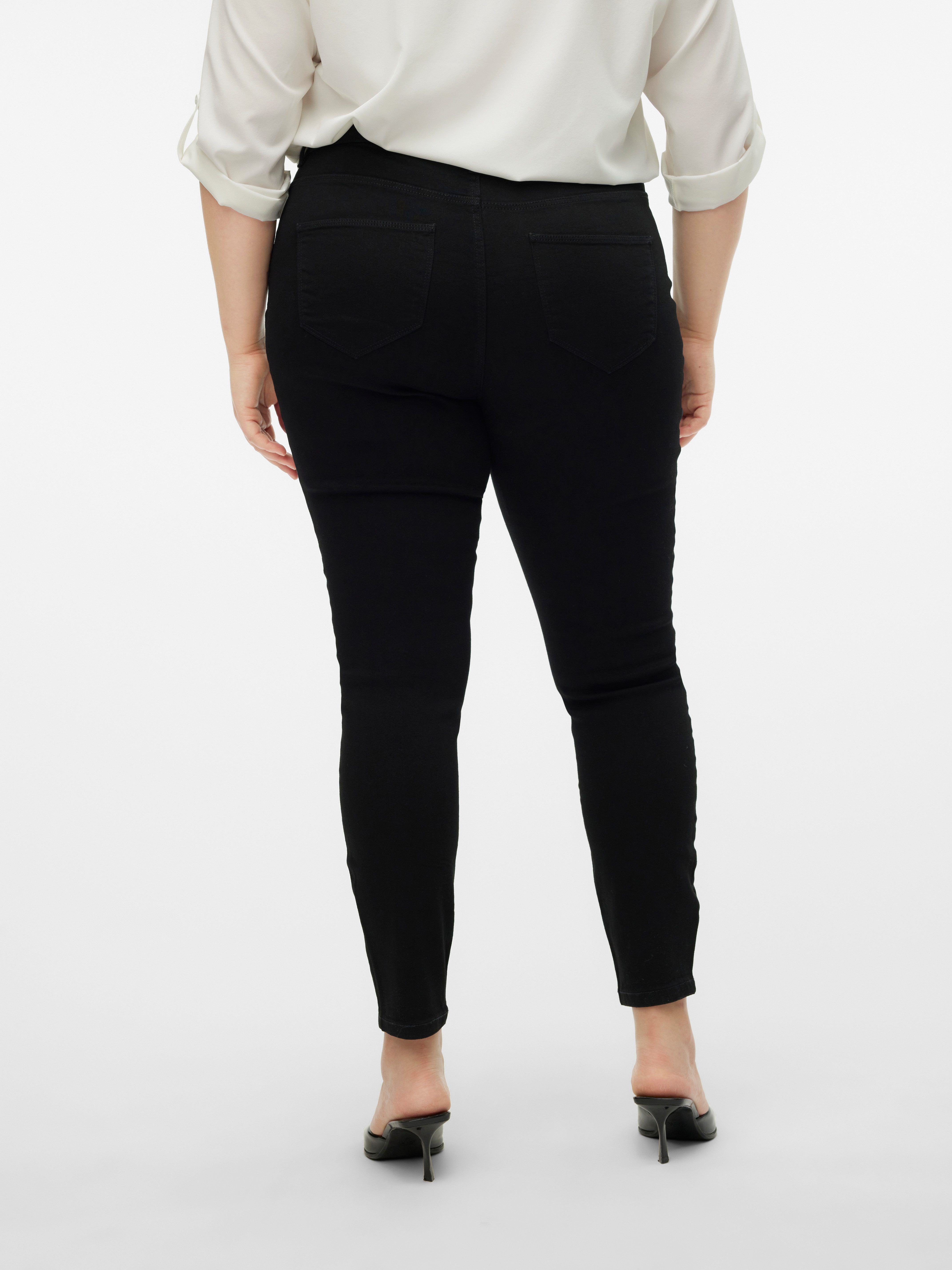 Vero Moda Curve Skinny fit jeans VMCELLY MR SKINNY JEANS BLK CUR NOOS