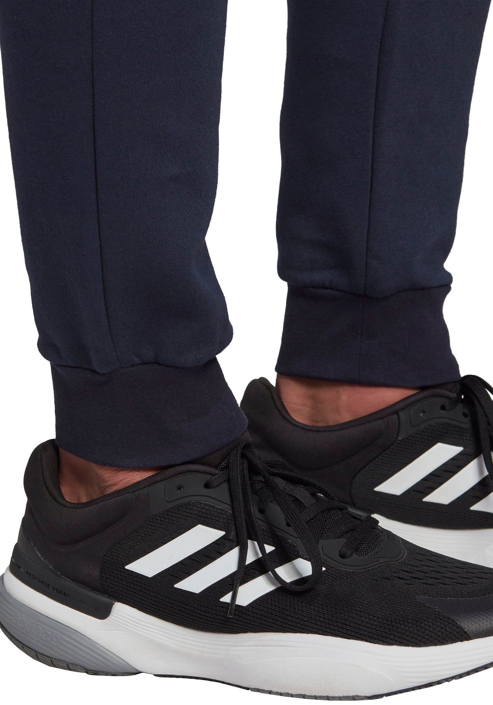 adidas Sportswear Sportbroek ESSENTIALS FLEECE REGULAR TAPERED CARGOBROEK Joggingbroek cargo van zacht fleece-materiaal (1-delig)