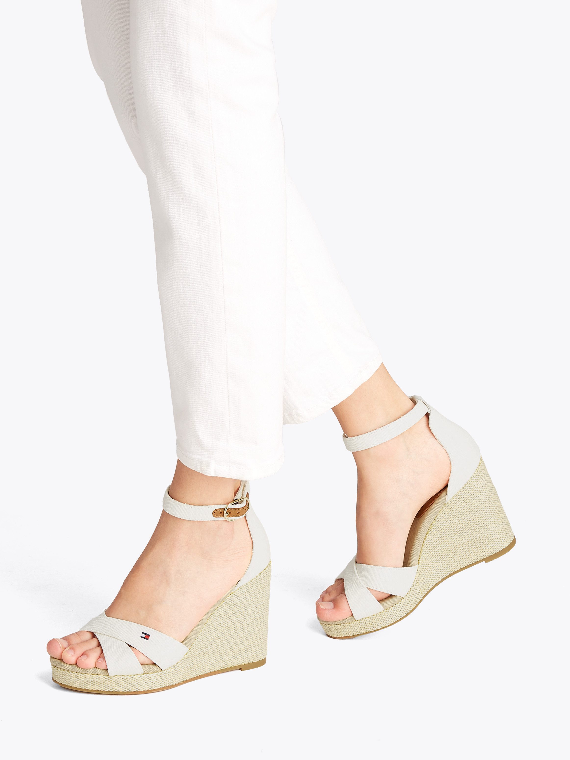 Tommy Hilfiger Highheel sandaaltjes FLAG HIGH WEDGE ESPAD CRISSCROSS , bandjessandaal, zomerschoen, sleehaksandalette, verstelbare gesp