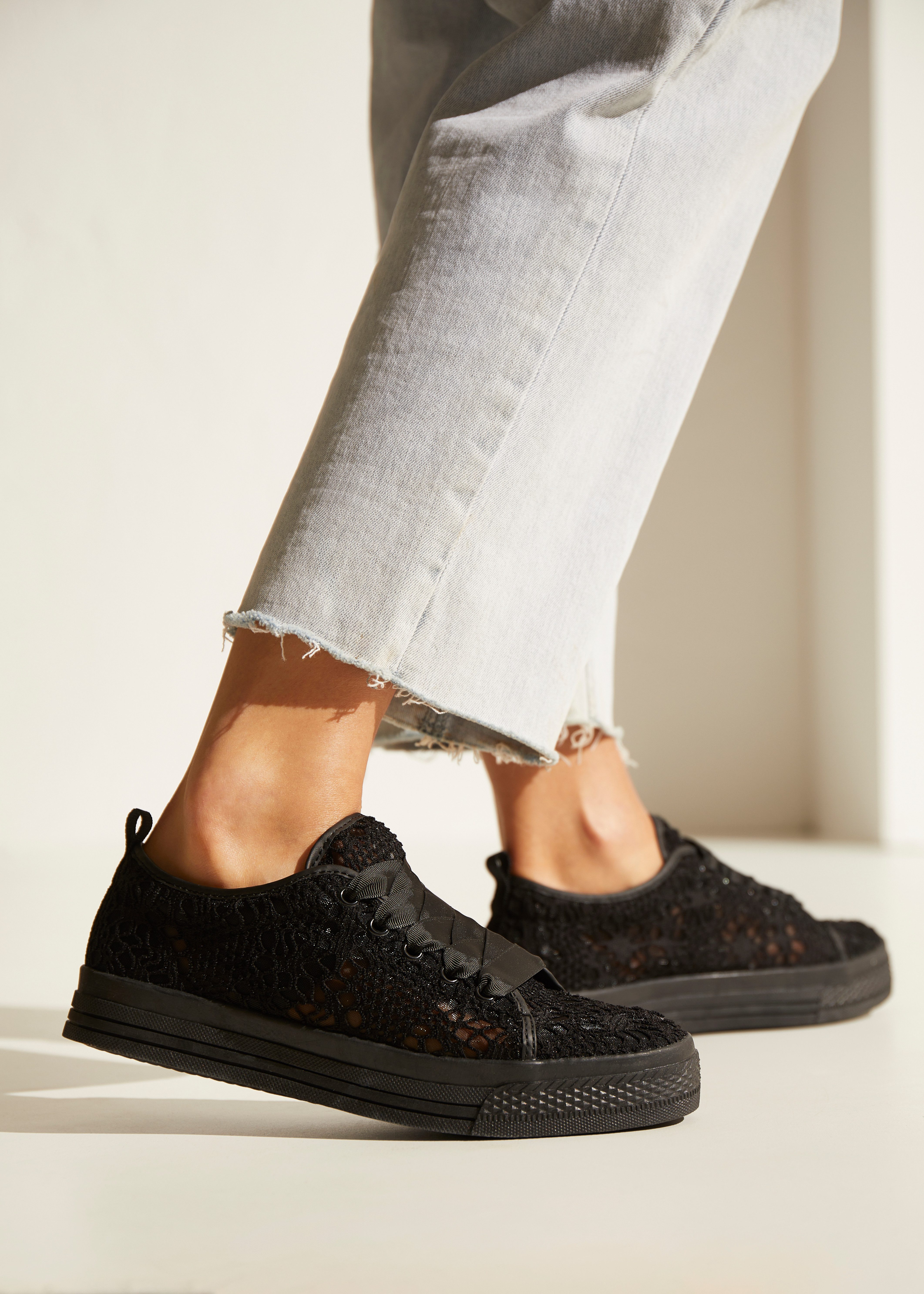 Lascana Sneakers met lichte plateausole en punt, veterschoenen, vrijetijdsschoenen