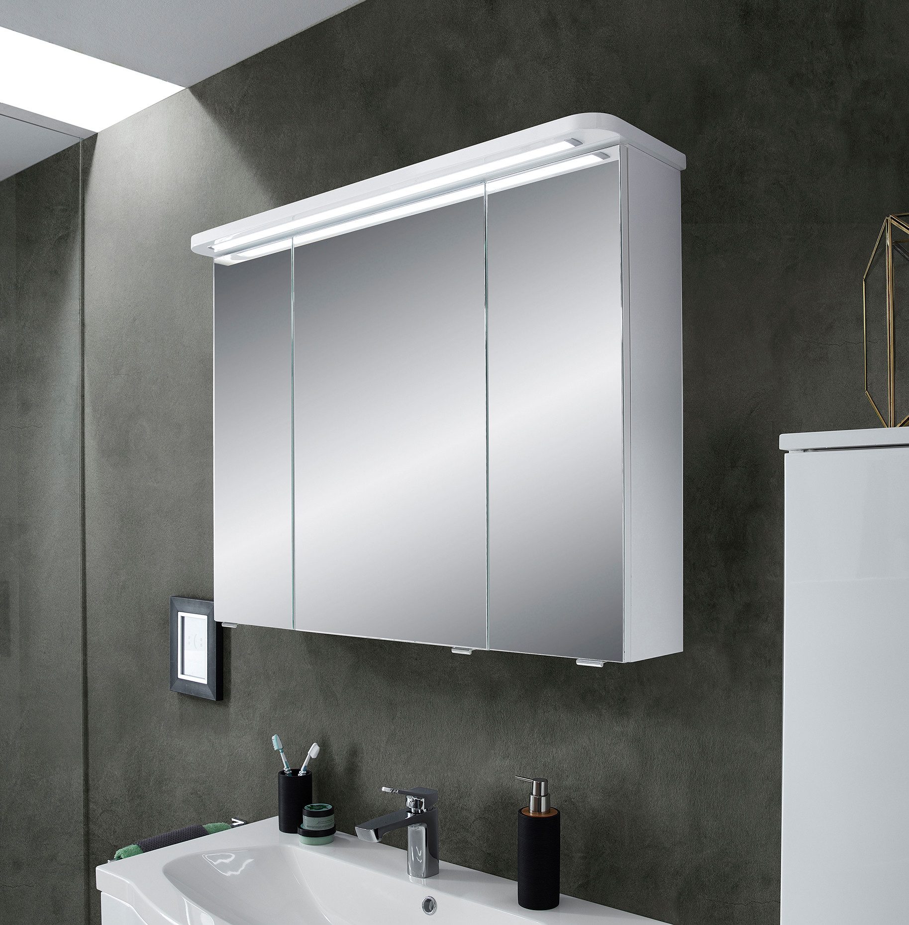 Saphir Spiegelkast Serie 4005 badkamer spiegelkast incl. LED-kransverlichting Badkast 90 cm breed, 3 deuren, 6 glazen legplanken, incl. deurdemper