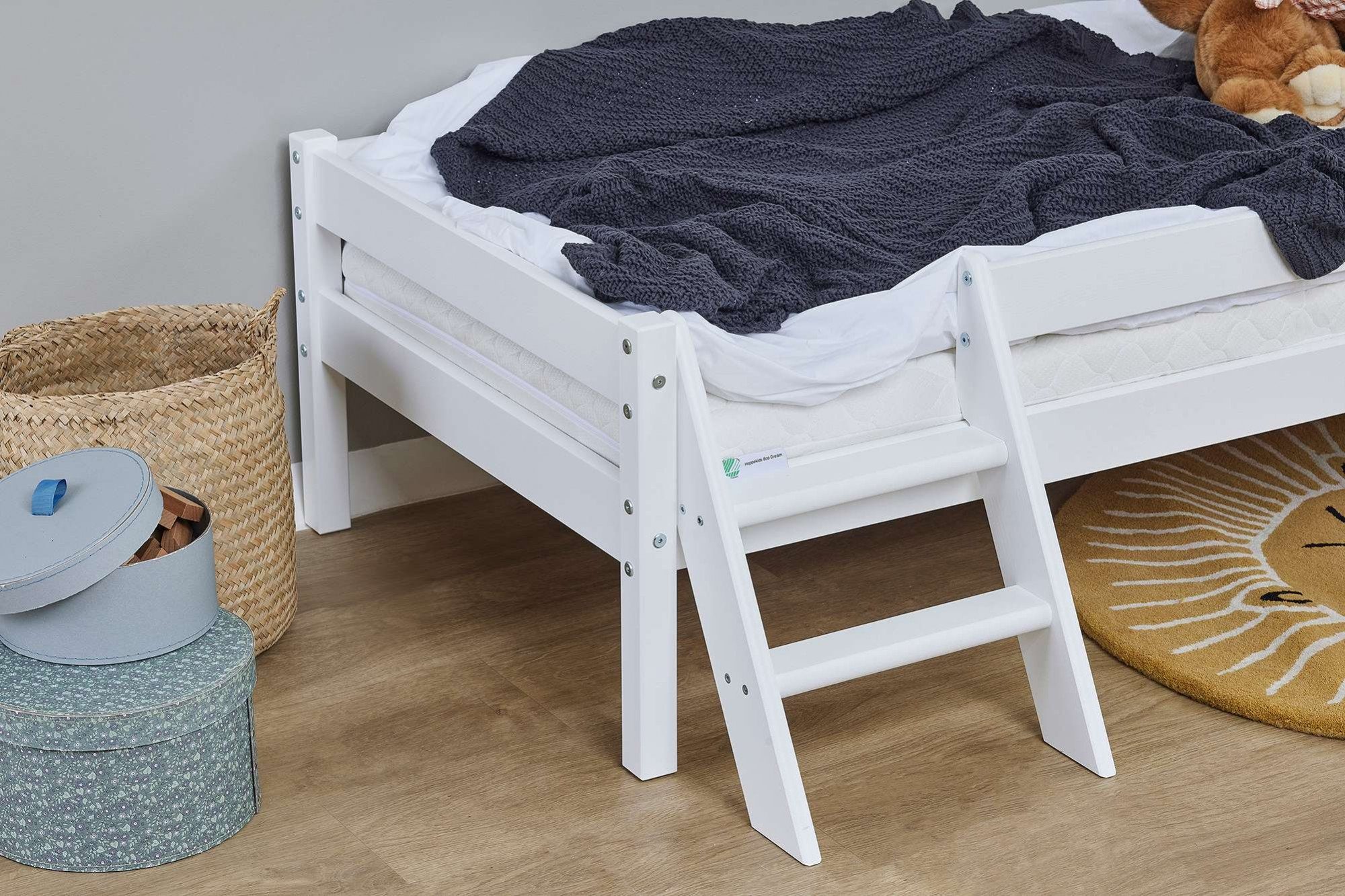 Lüttenhütt Kinderbed ECO One Kinderbed met valbeveiliging en ladder, keuze uit 3 kleuren en matrassen