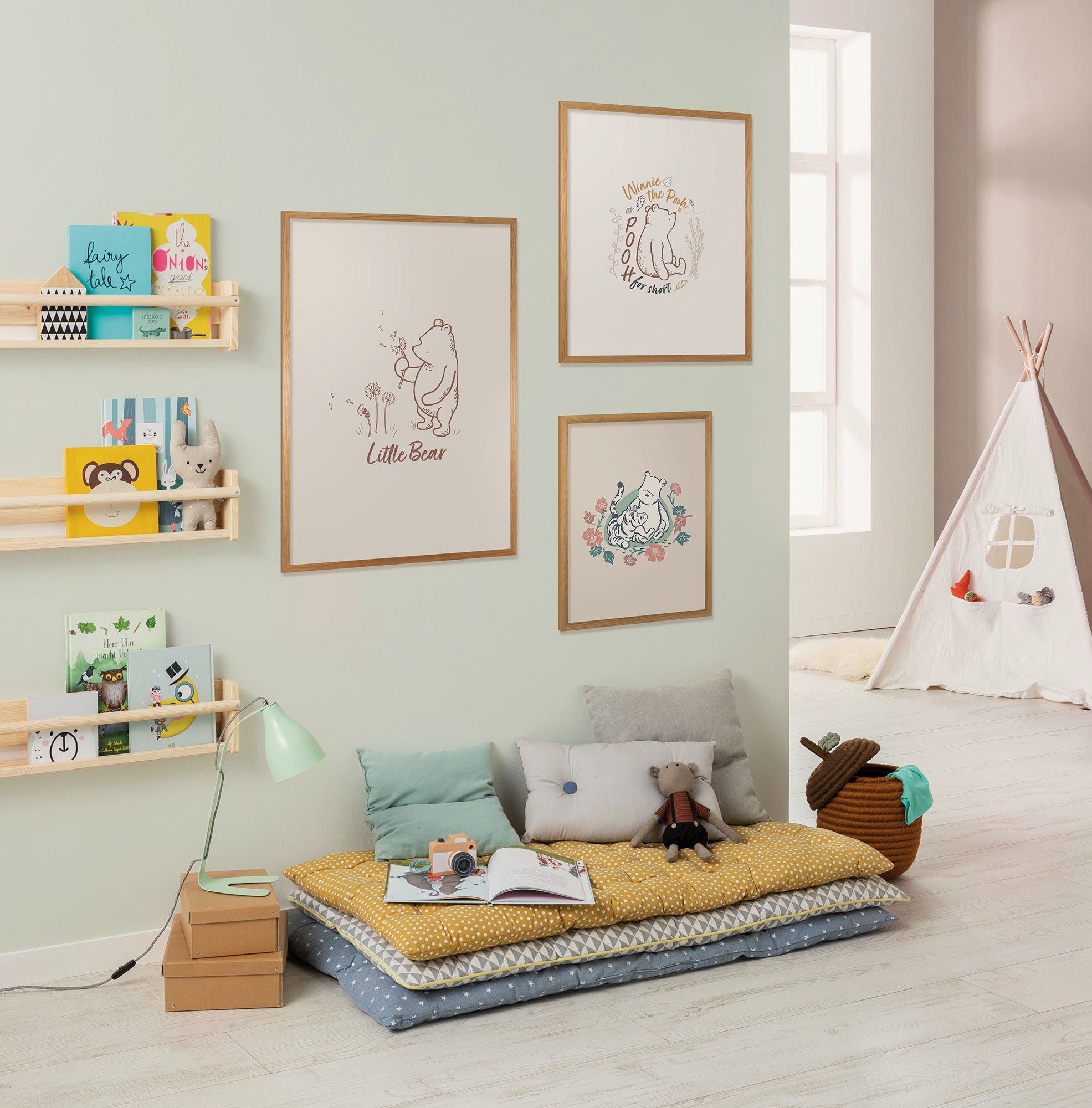 Komar Artprint Disney Winnie the Pooh Little Bear 300 x 280 cm (breedte x hoogte) - behang, vlies, woonkamer, slaapkamer (set)