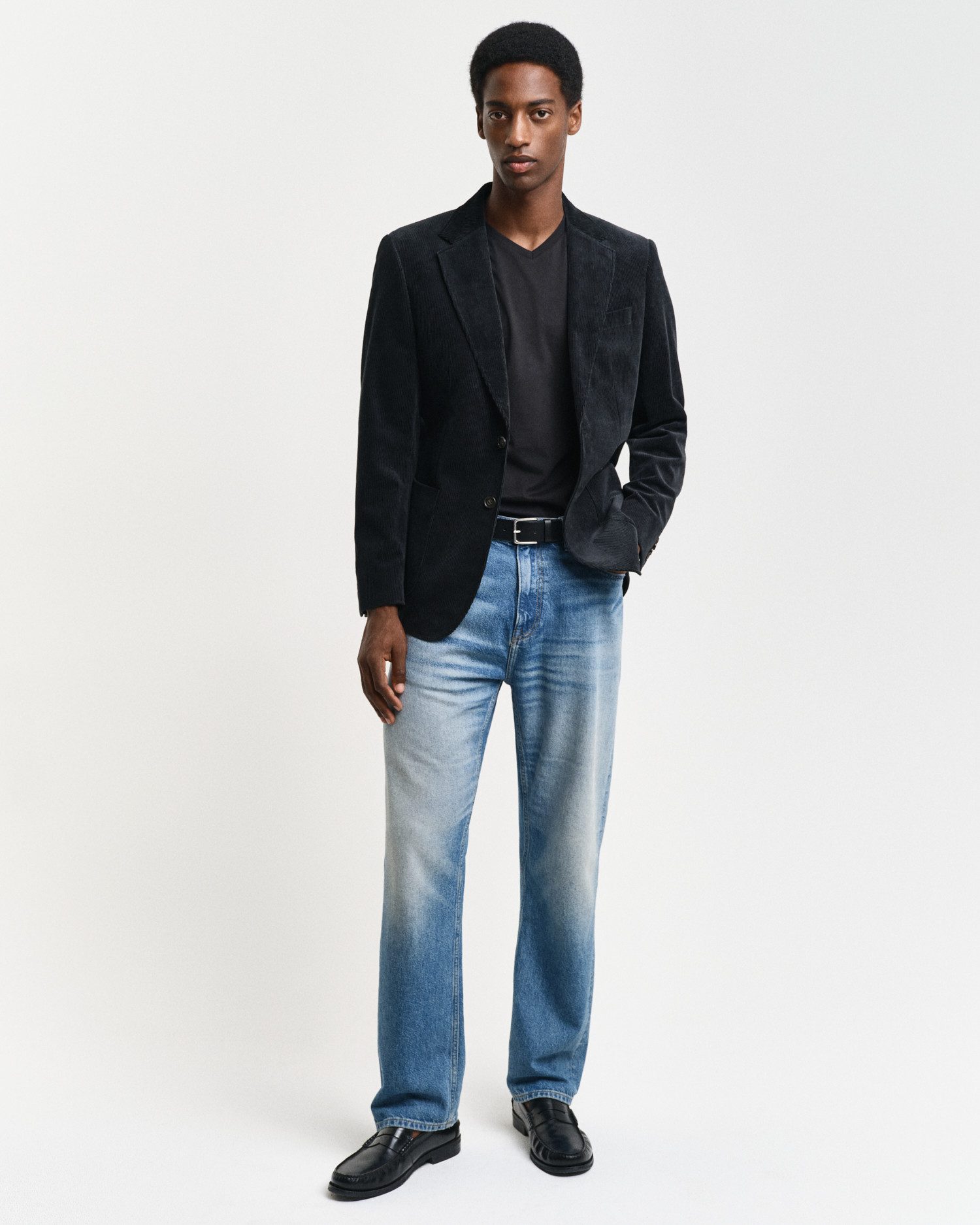 Gant T-shirt SLIM SHIELD V-NECK T-SHIRT met een klein geborduurd logo op de borst