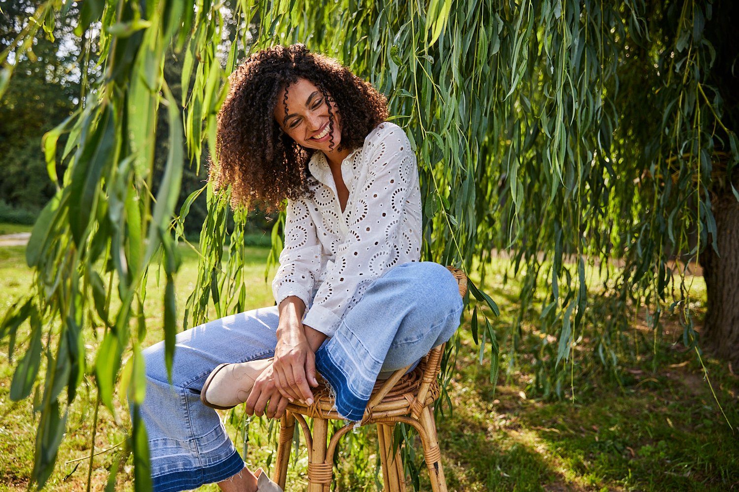 Aniston CASUAL Straight jeans met een trendy wassing op de licht gerafelde zoom