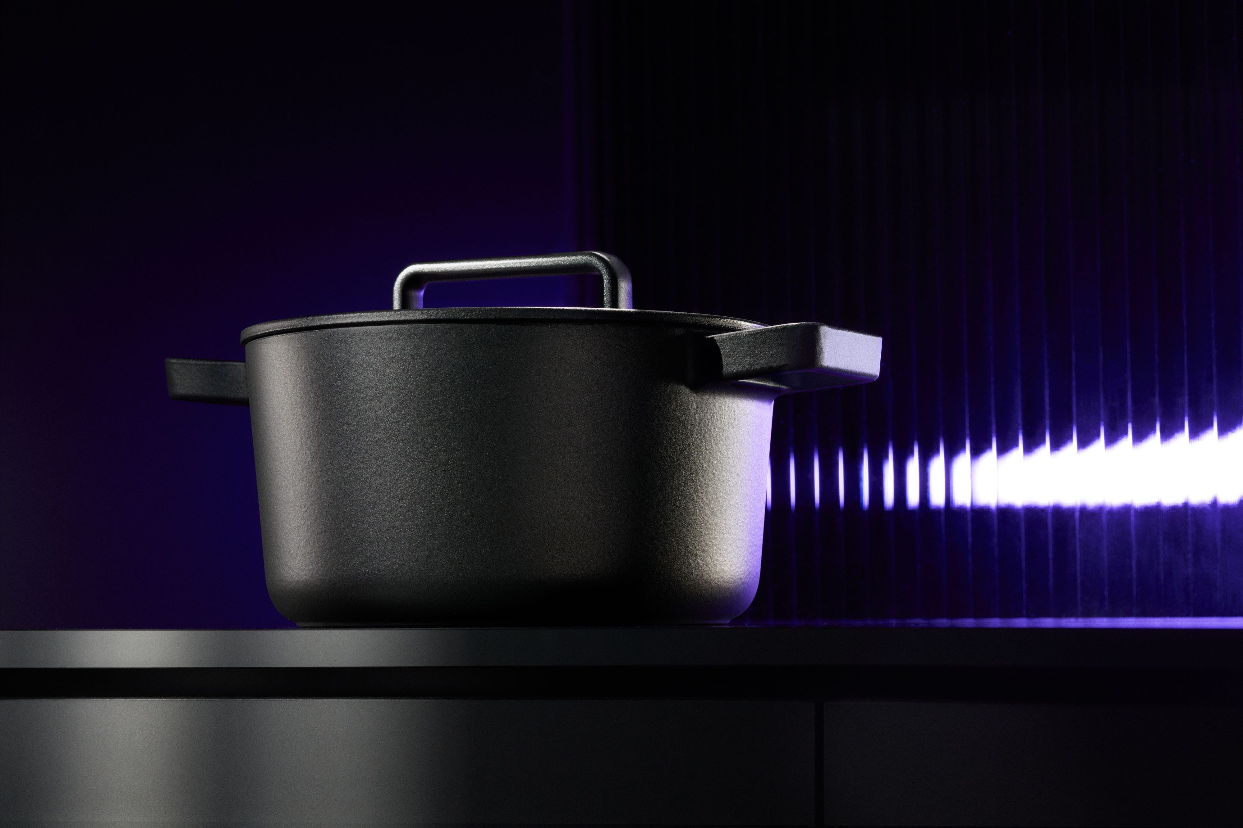 WMF Braadpan Flavour, Ø 22 cm 4,3 liter, gietijzeren kookgerei, deksel met condensatienoppen