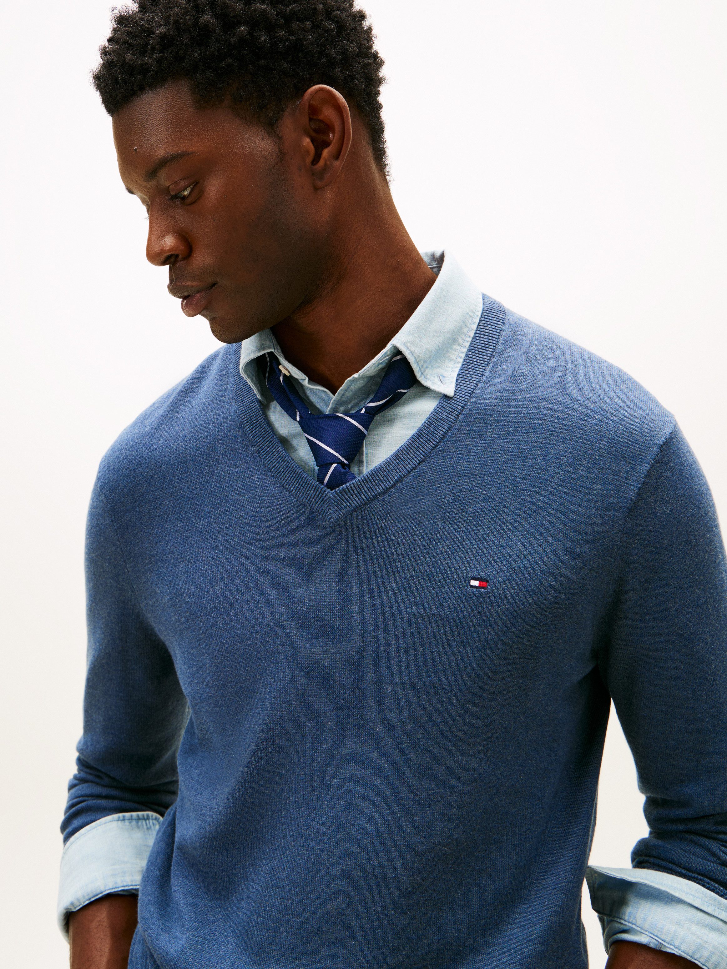 Tommy Hilfiger Gebreide trui ESSENTIAL COTTON V NECK met V-hals en borduursel