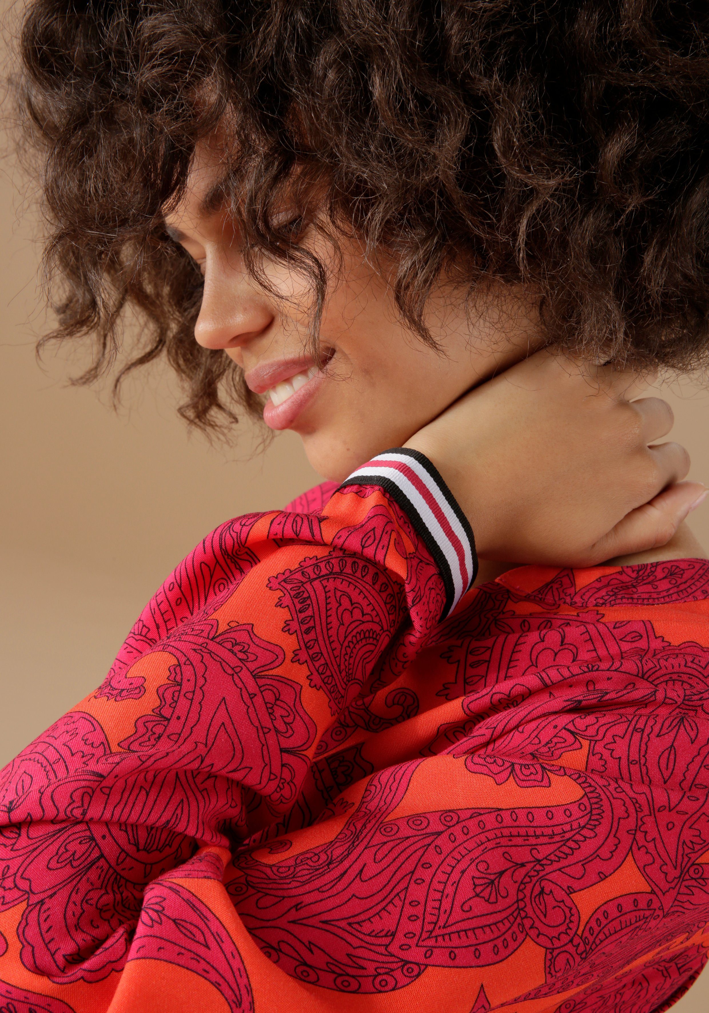 Aniston CASUAL Blouse zonder sluiting met kleurrijke, royale ornamentprint