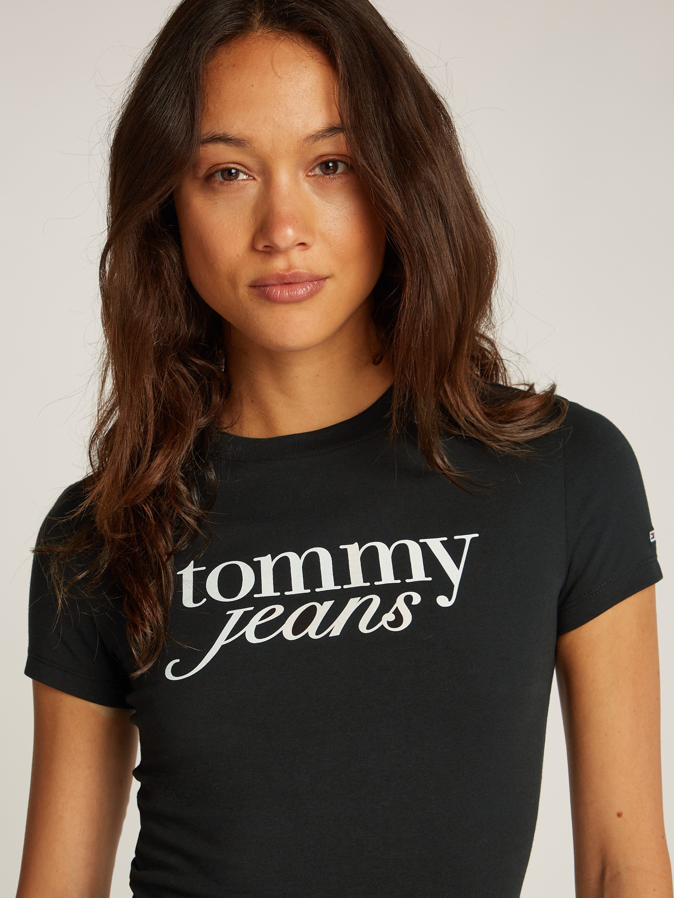 Tommy Jeans Curve Shirt met ronde hals Shirt TJW SLIM ESSENTIAL in grote maten logoprint op borsthoogte met logoborduring