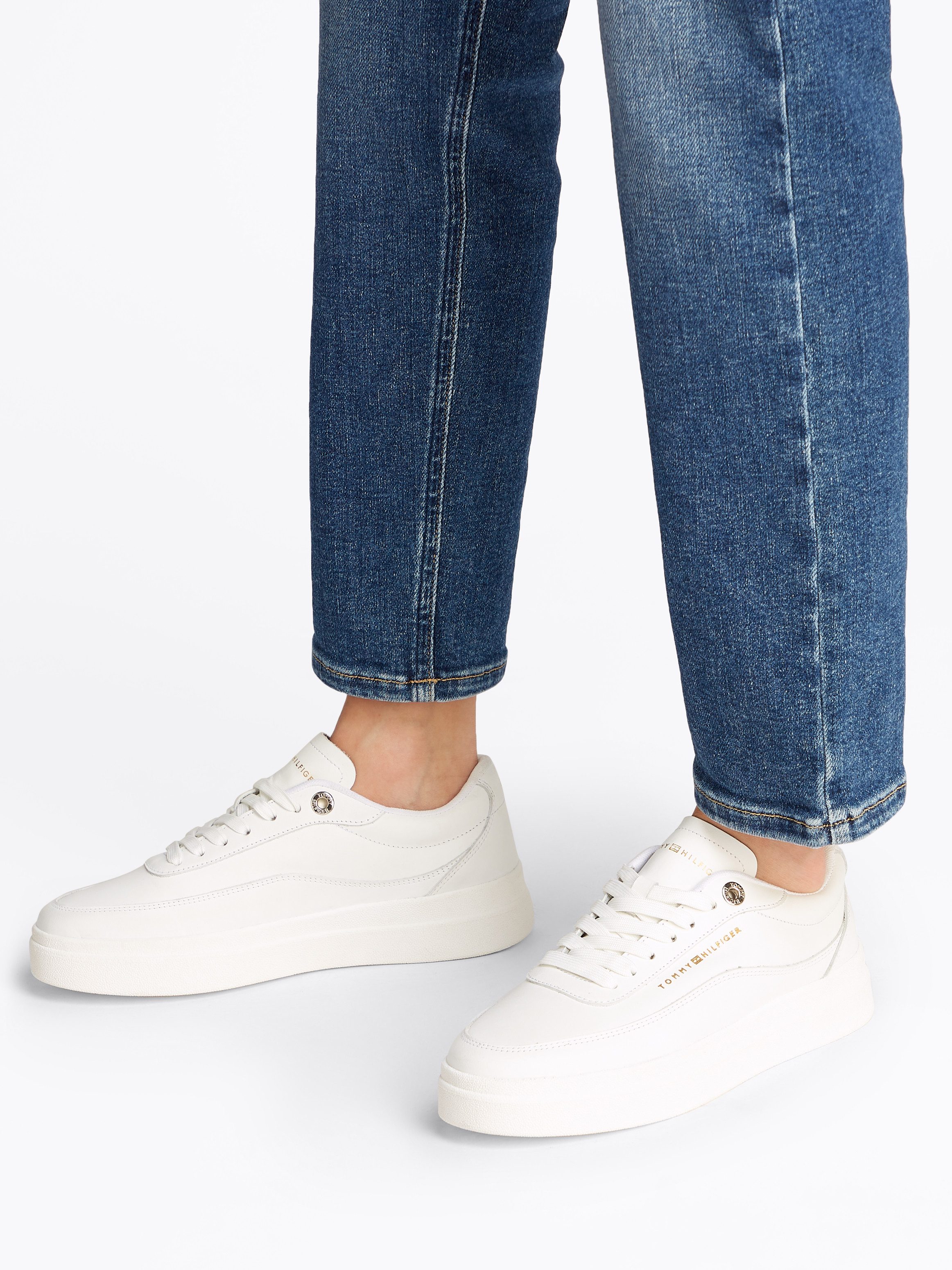 Tommy Hilfiger Plateausneakers MODERN COURT SNEAKER LTHR , vrijetijdsschoen, lage schoen, veterschoen met contrasterend logo