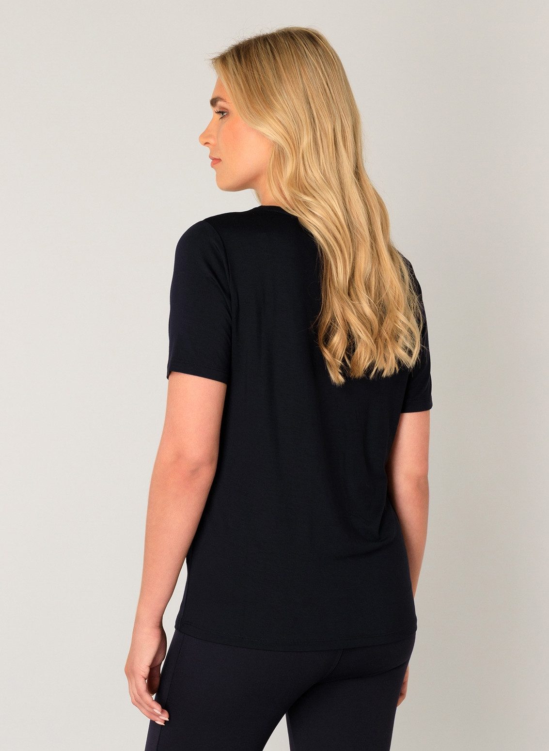 Base Level T-shirt Yanic met v-hals