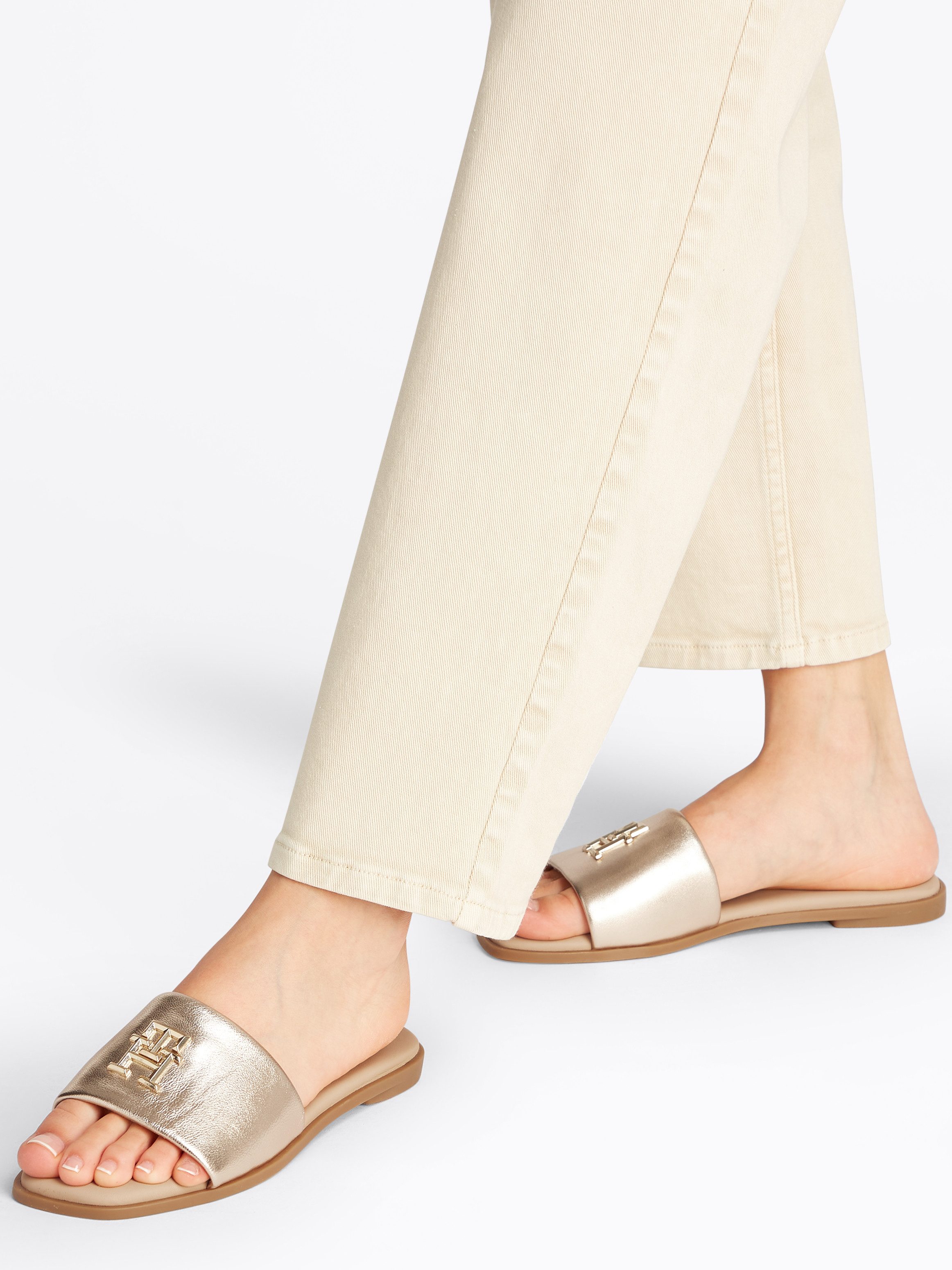 Tommy Hilfiger Slippers TH LOGO HW METALLIC LEATHER MULE , zomerschoen, flats, comfortabele schoen met th-sieraandeel
