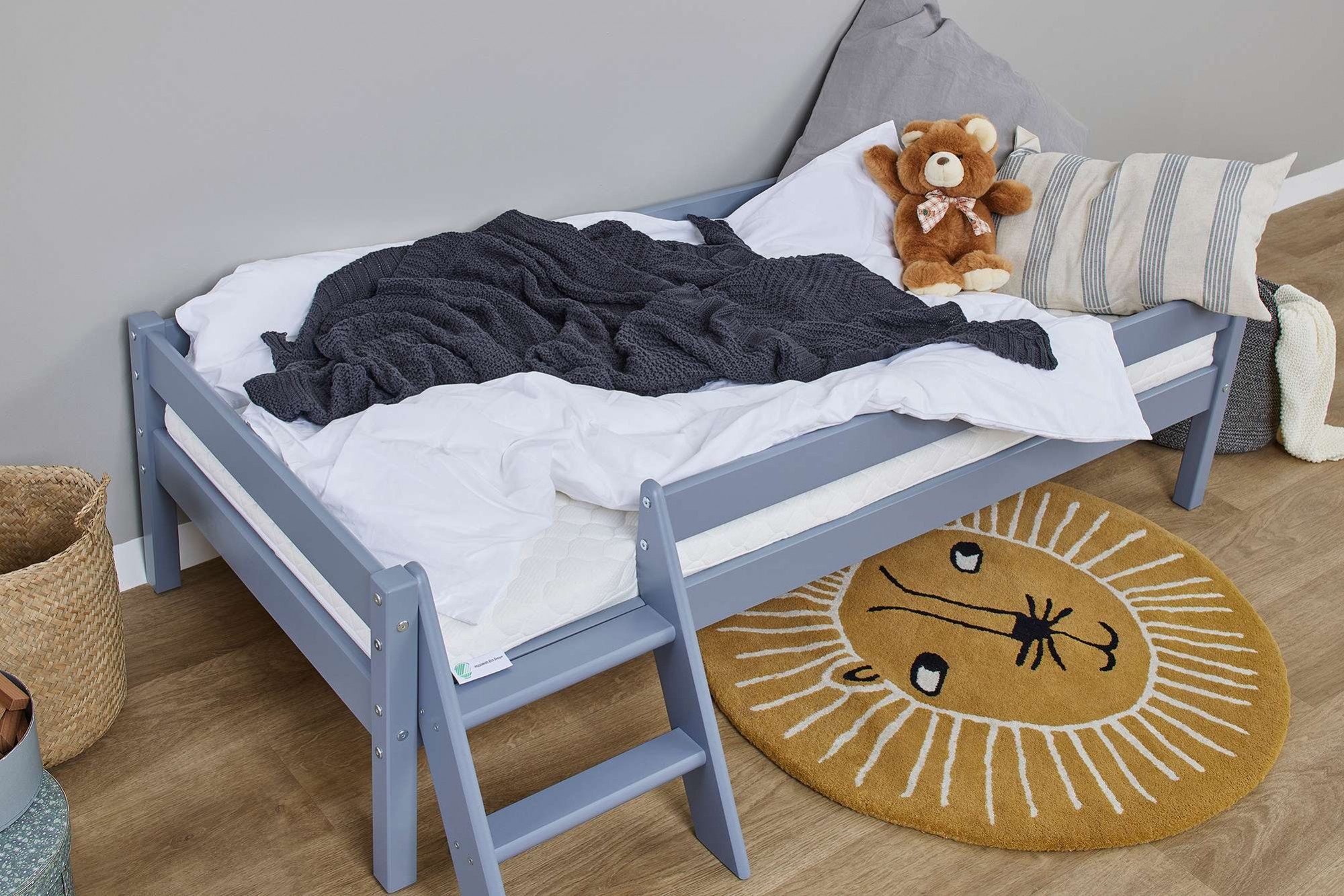 Lüttenhütt Kinderbed ECO One Kinderbed met valbeveiliging en ladder, keuze uit 3 kleuren en matrassen