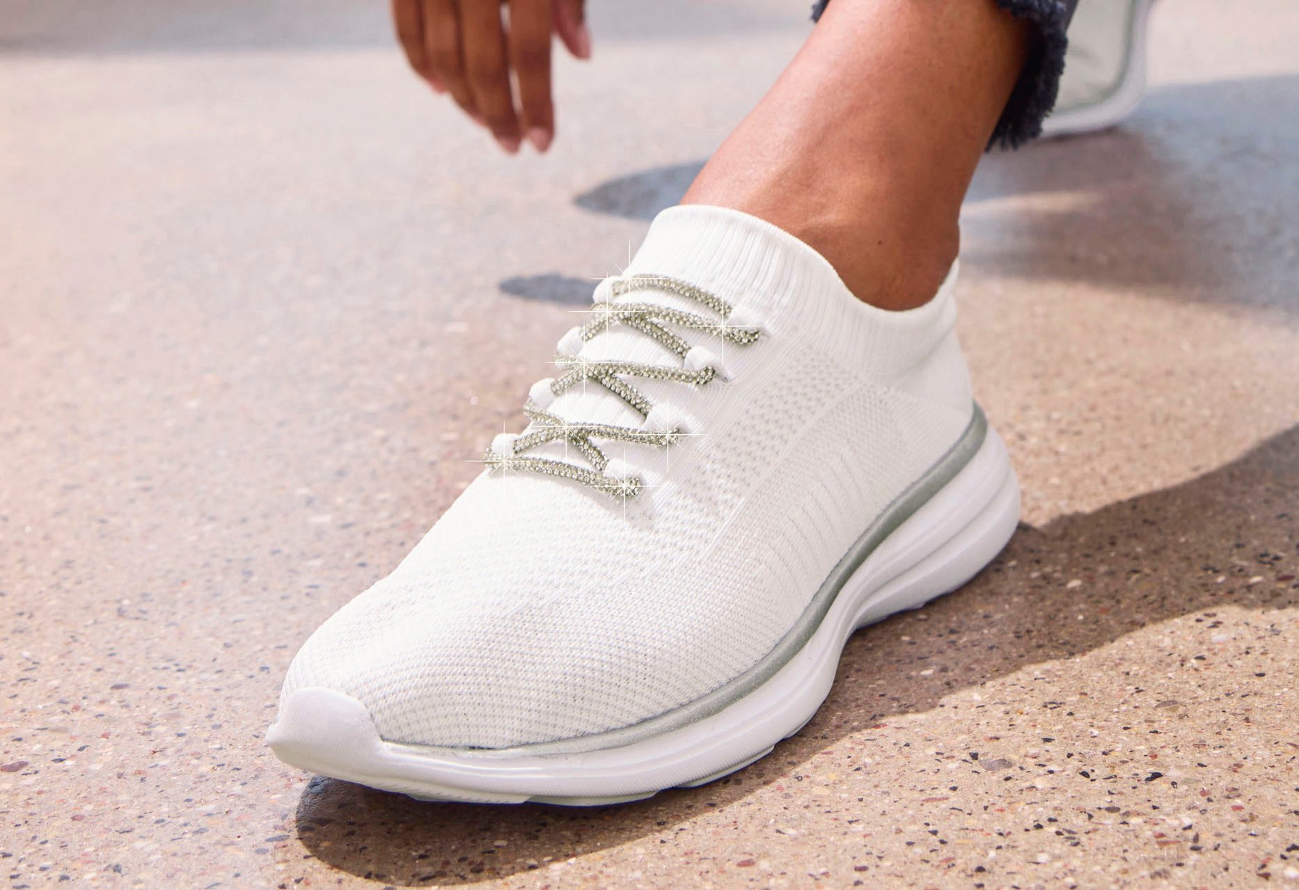 Lascana Sneakers met modieuze glinsterende veters vegan