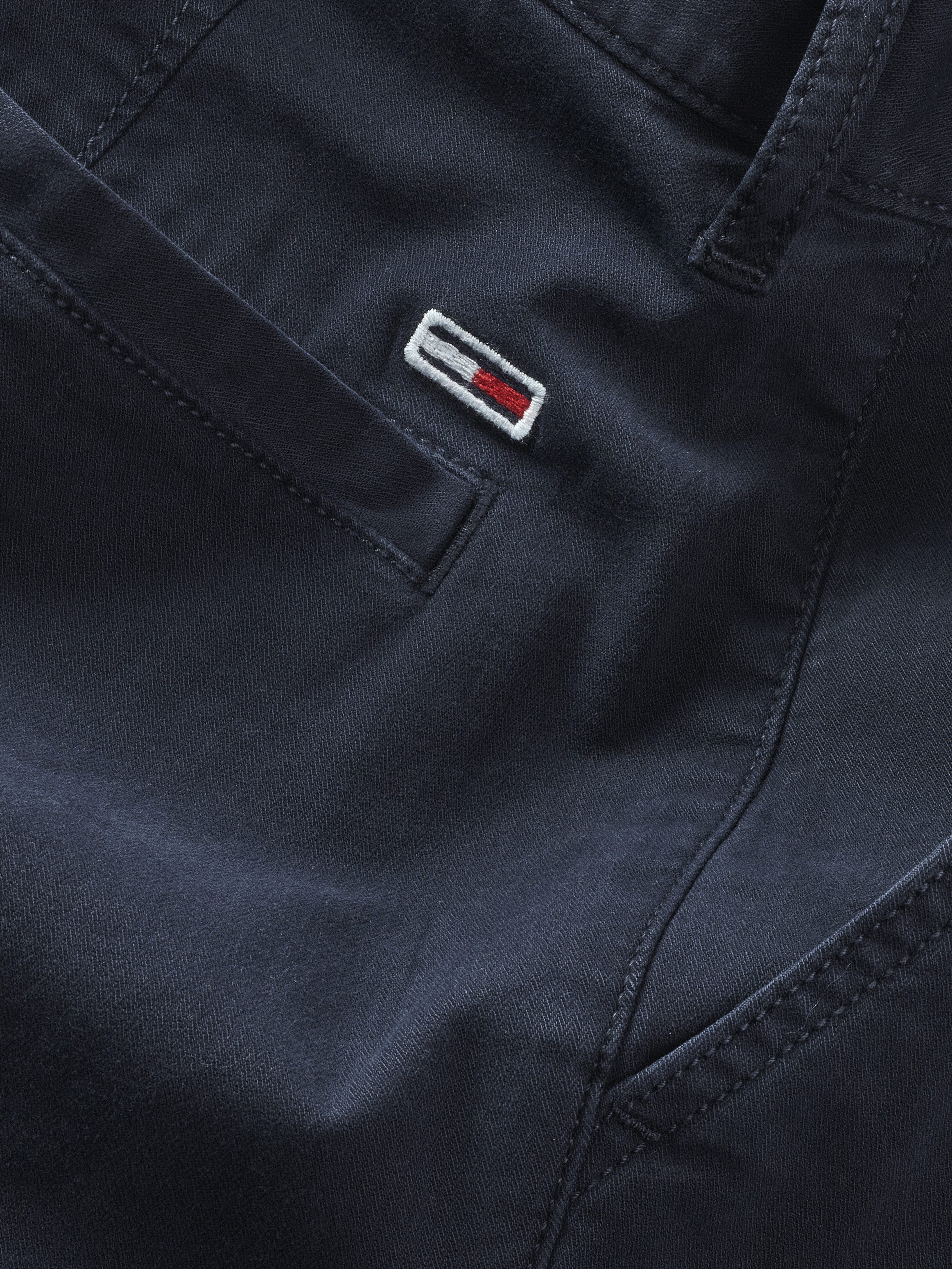 TOMMY JEANS Cargobroek TJM AUSTIN CARGO met geborduurd logo