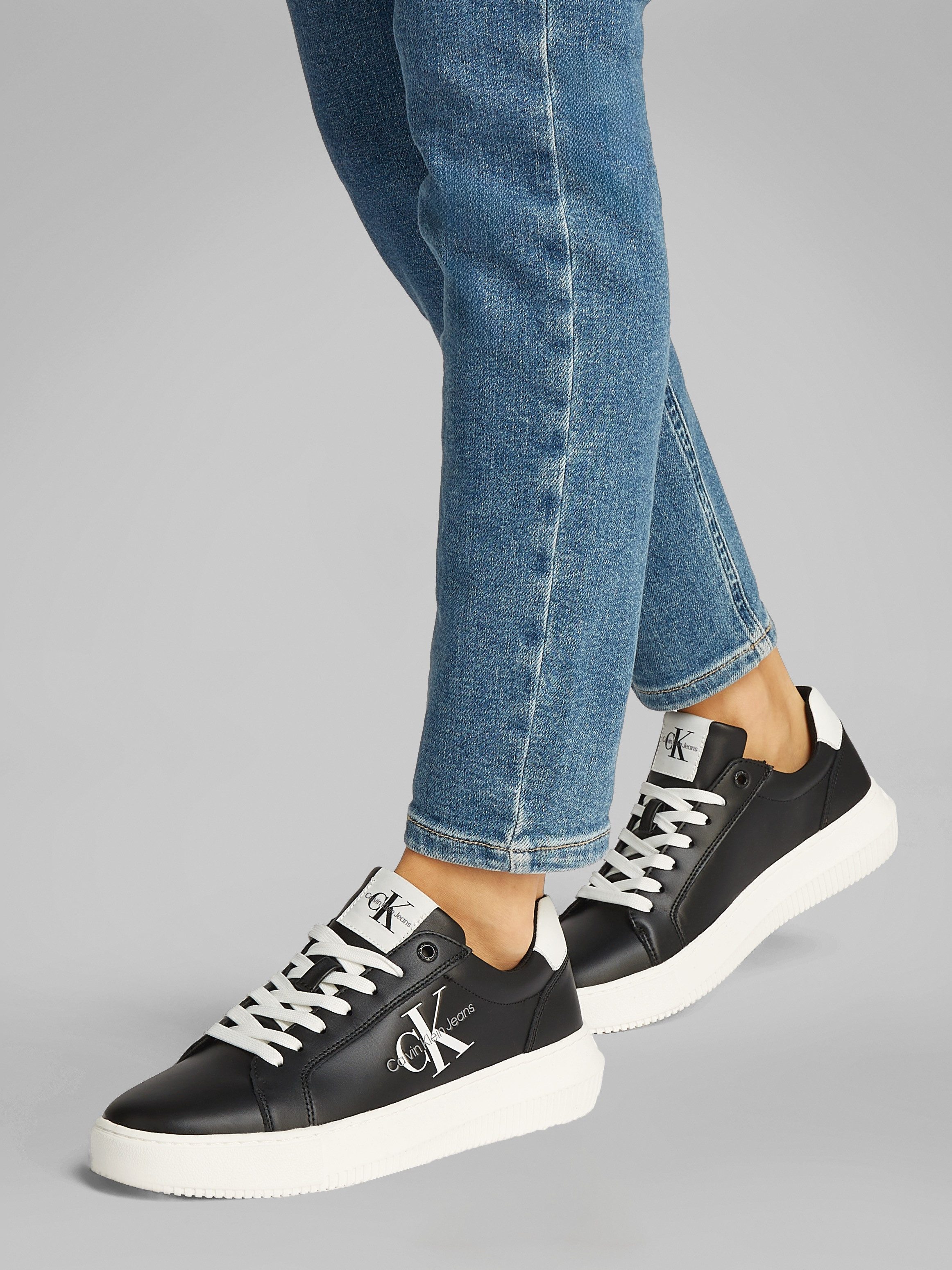 Calvin Klein Plateausneakers CHUNKY CUPSOLE MONO LTH WN , vrijetijdsschoen, lage schoen, veterschoen met ck-opdruk aan de zijkant