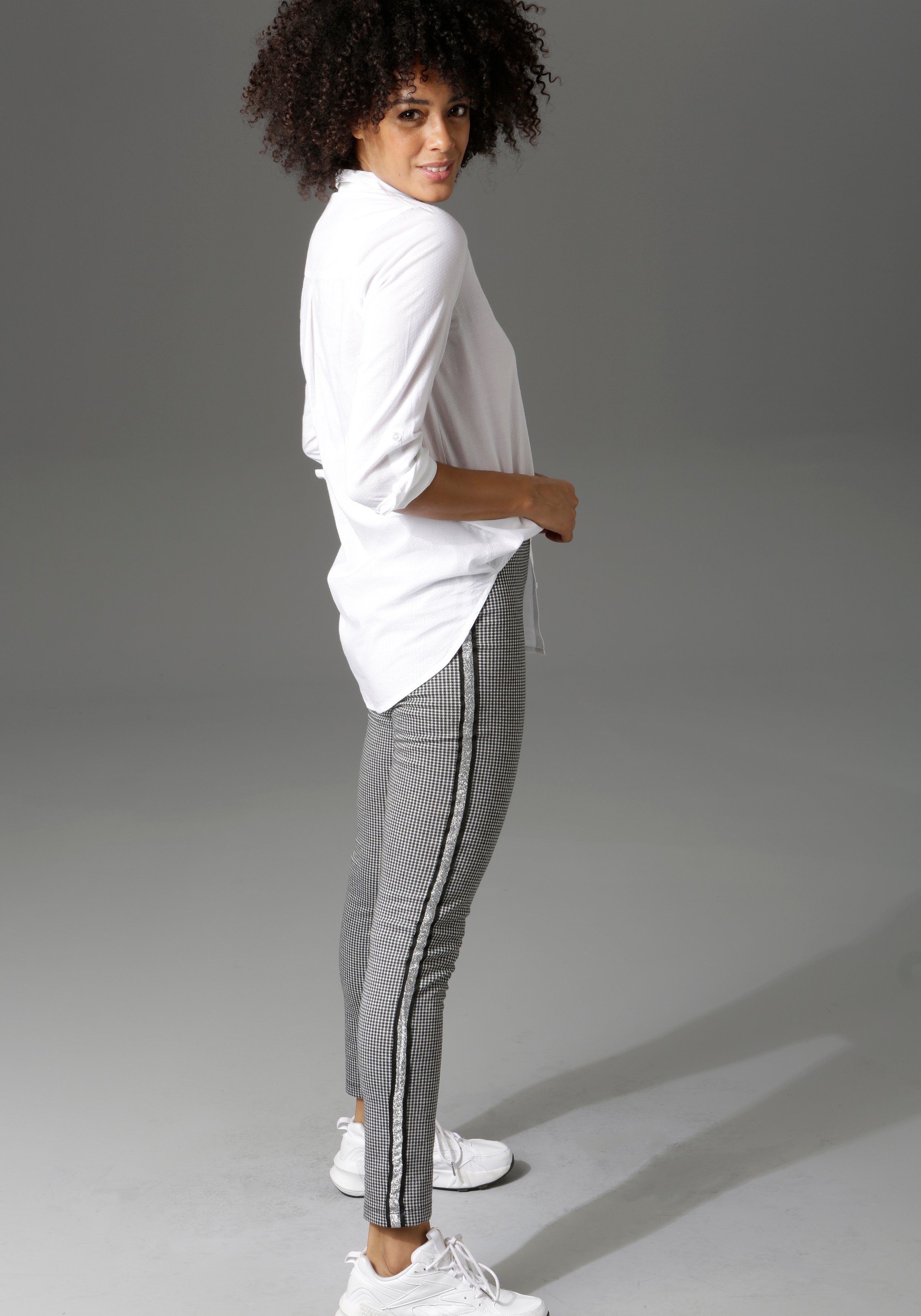 Aniston CASUAL Comfortbroek met glinsterende galons