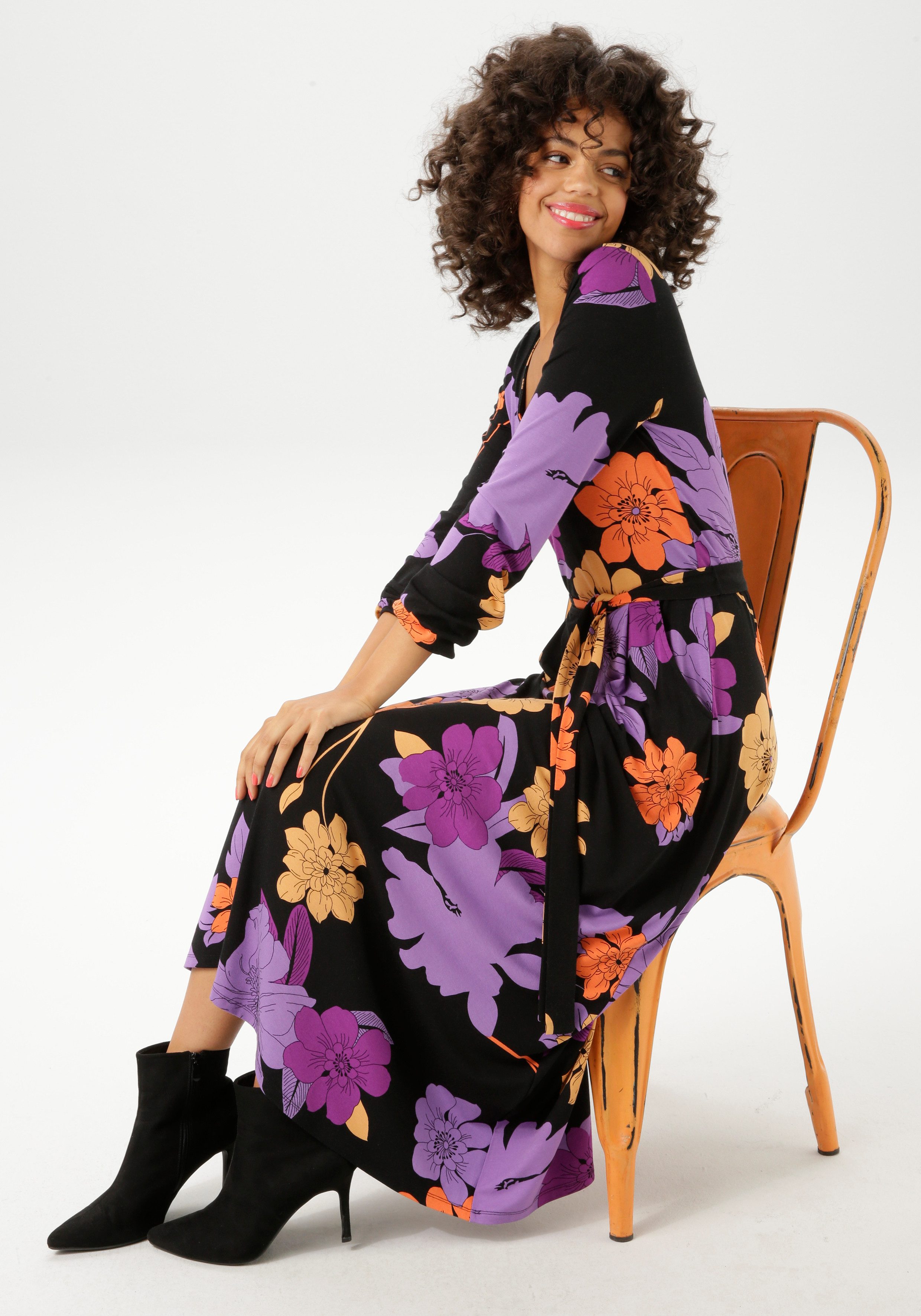 Aniston CASUAL Maxi-jurk met grootformaat kleurharmonieuze bloemen bedrukt nieuwe collectie (Met een afneembare bindstrik)