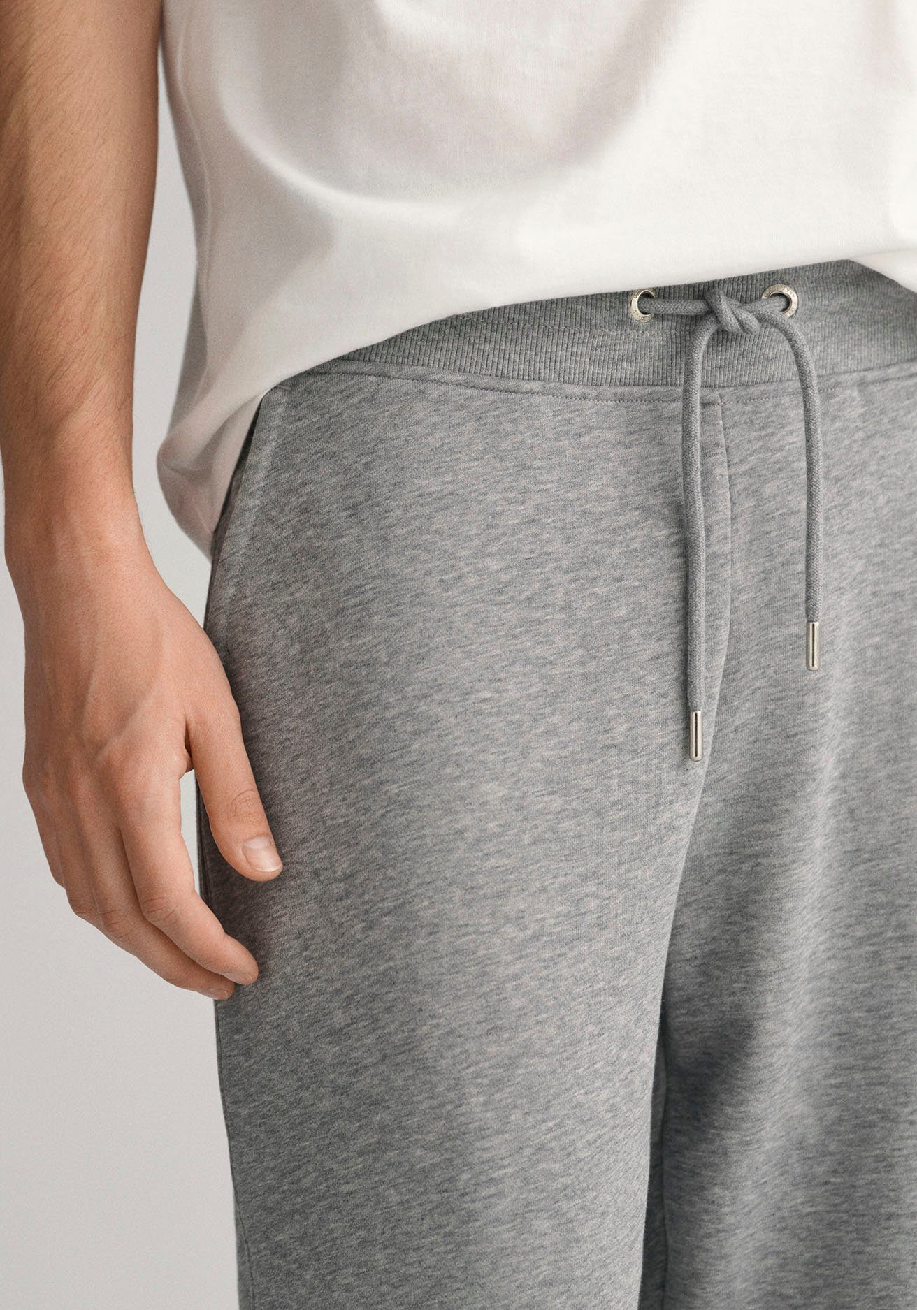 Gant Sweatbroek REG SHIELD SWEATPANTS met logo-borduurwerk onder de boord