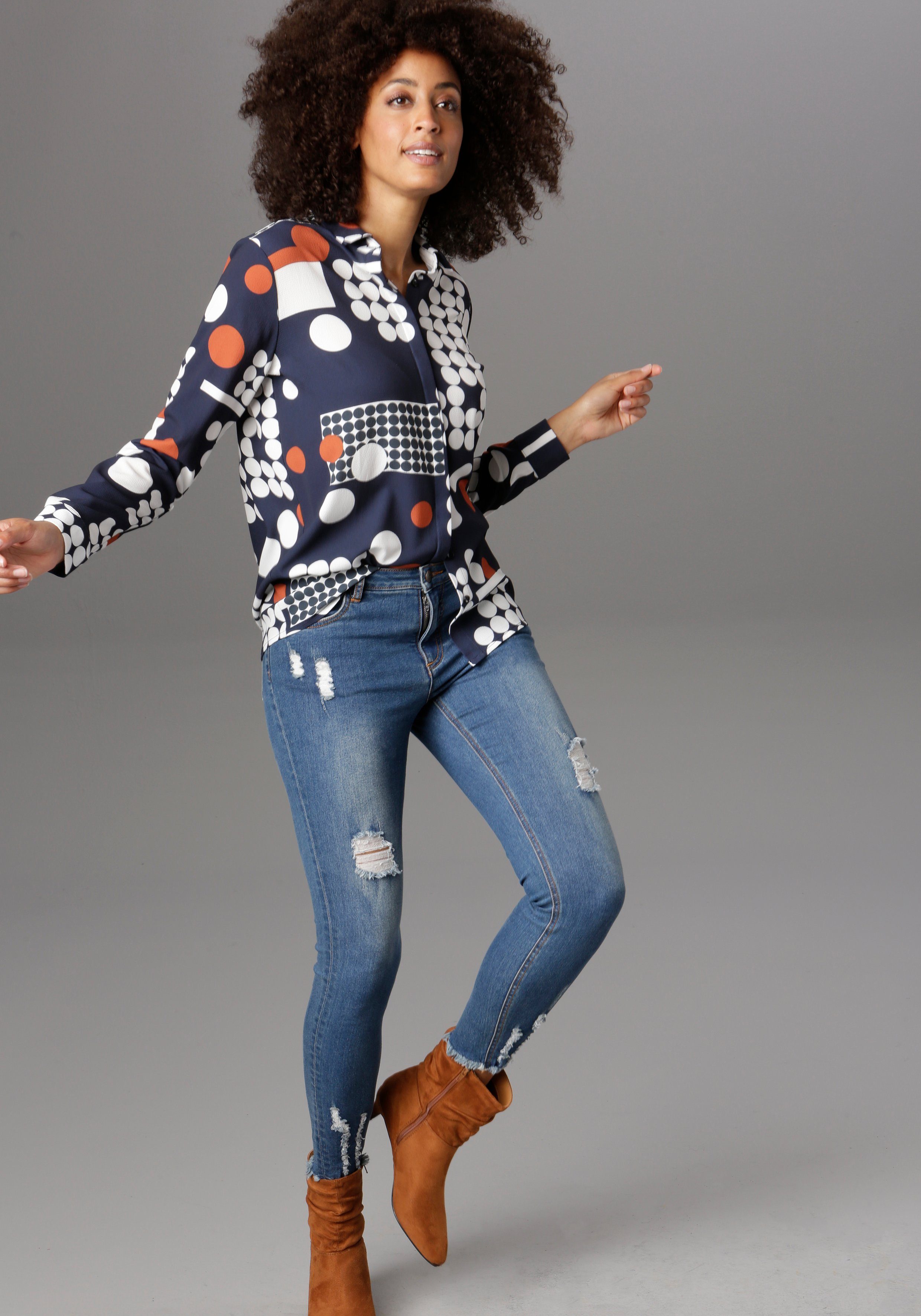 Aniston SELECTED Overhemdblouse met moderne stippeltjesprint